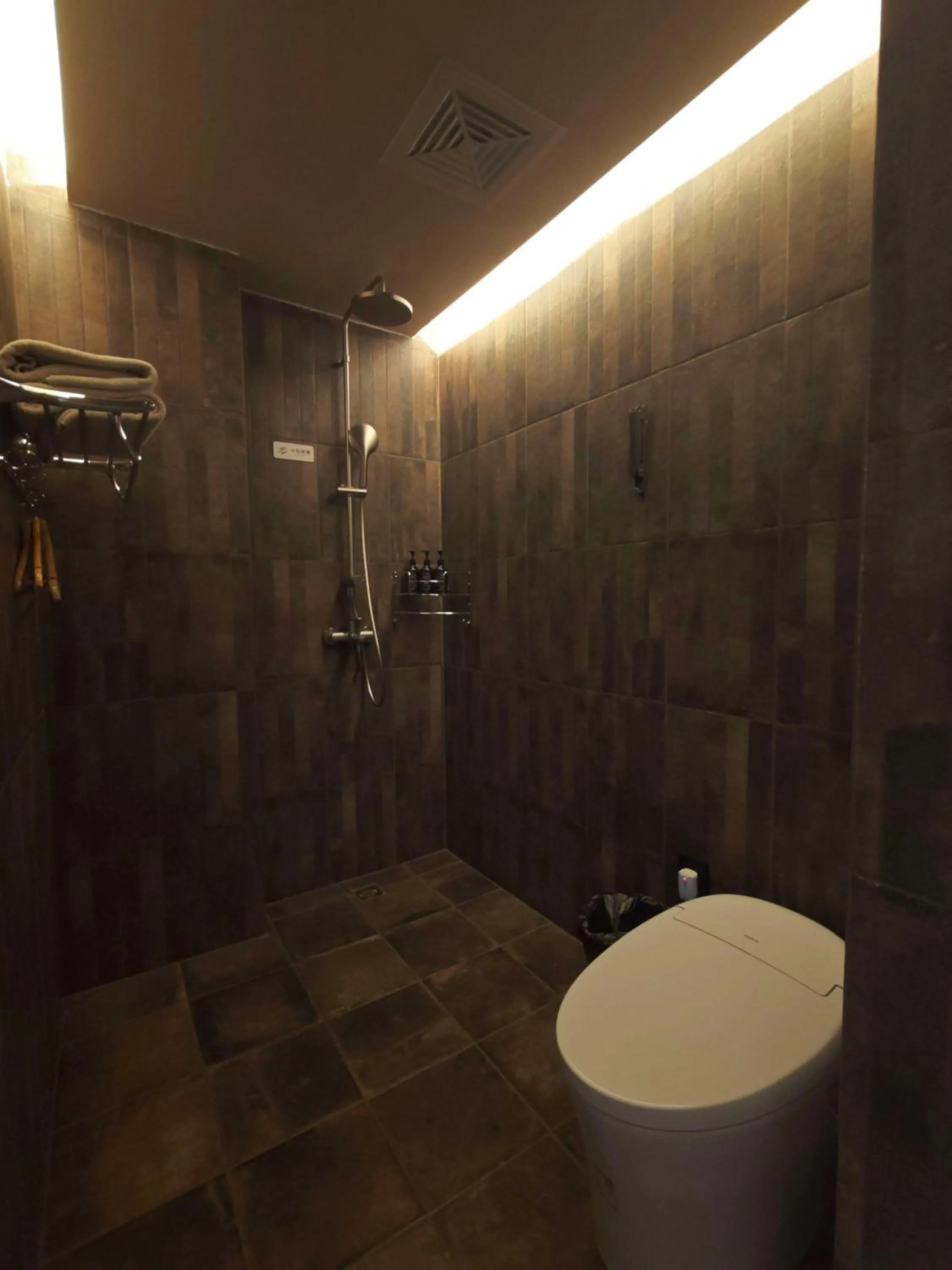 Shower in YueLore Retreat