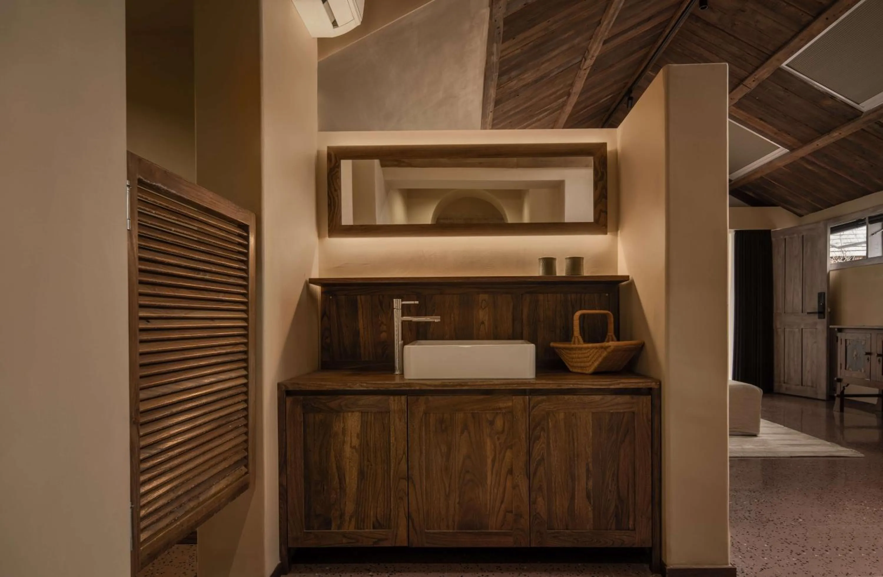 Shower in YueLore Retreat