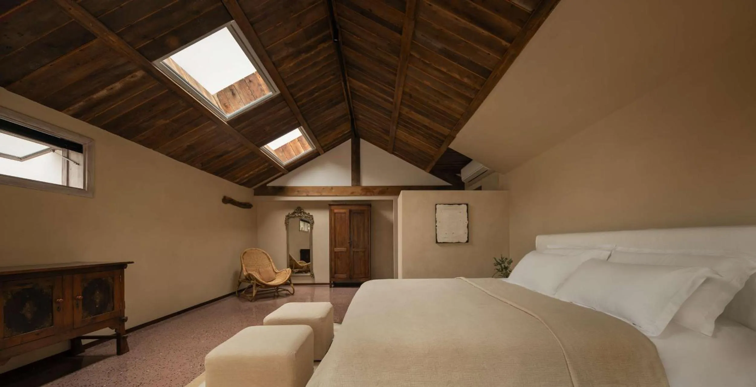 Bed in YueLore Retreat