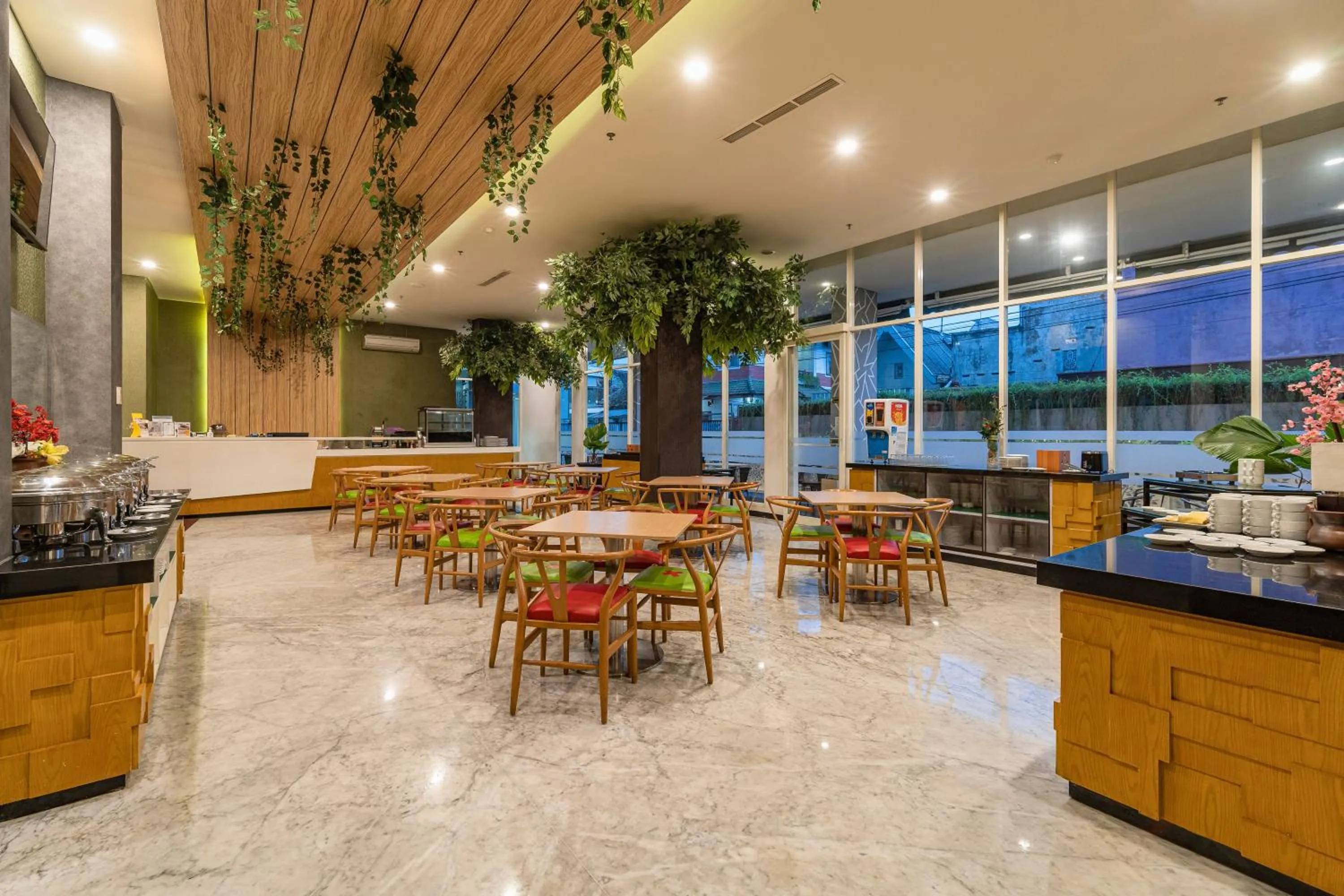 Restaurant/places to eat in Ascent Hotel & Cafe Malang