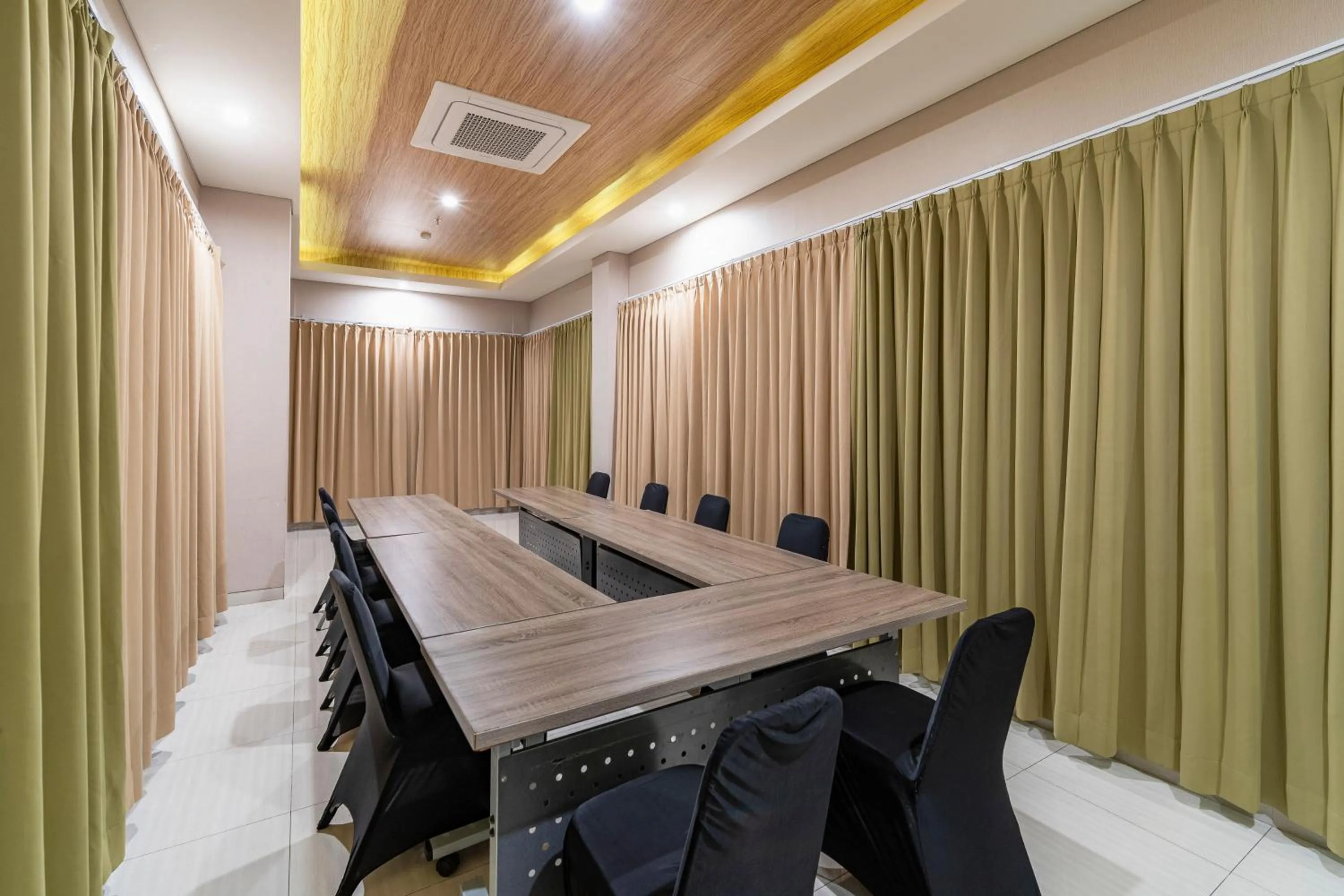 Meeting/conference room in Ascent Hotel & Cafe Malang
