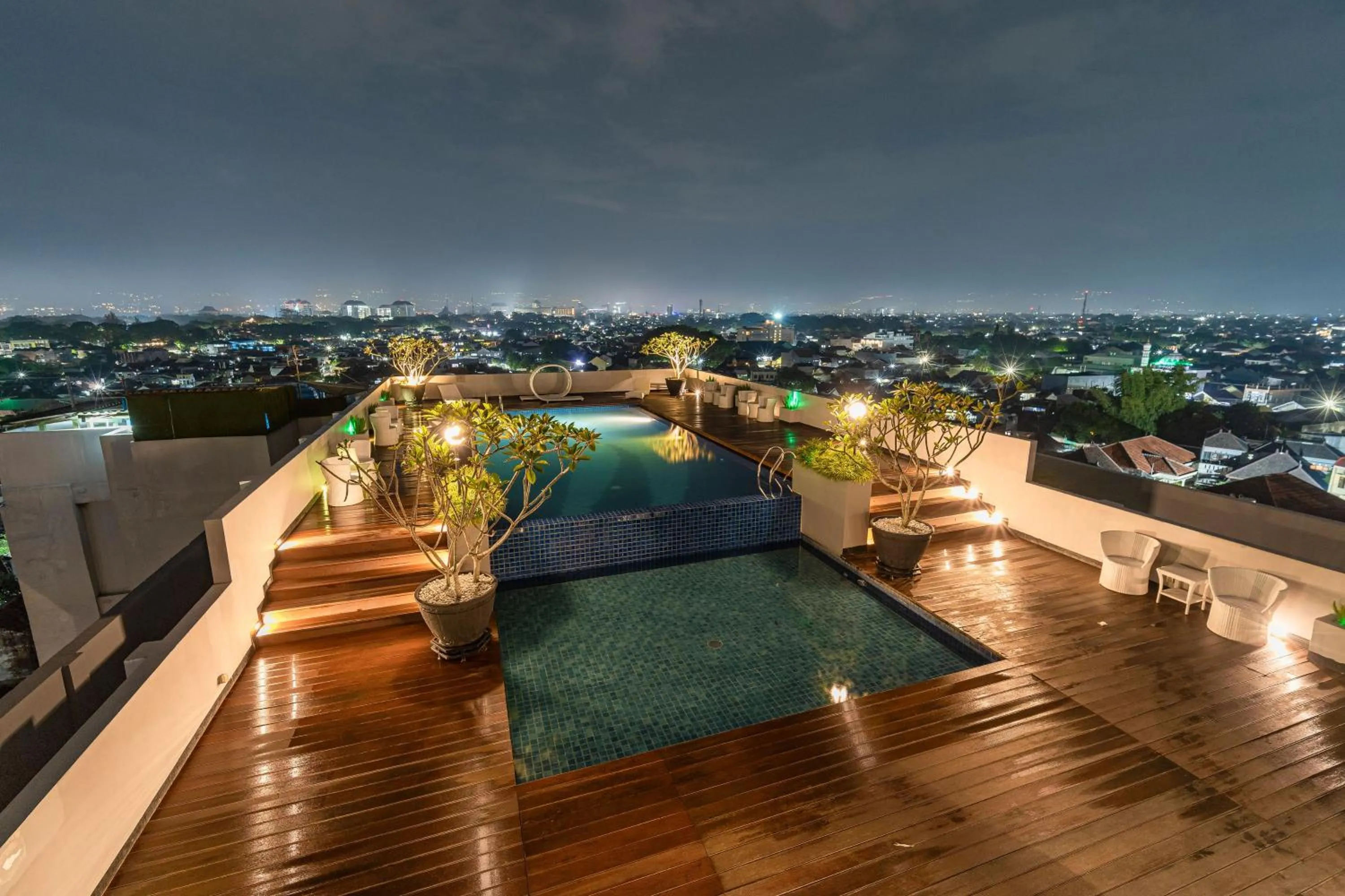 Swimming pool in Ascent Hotel & Cafe Malang