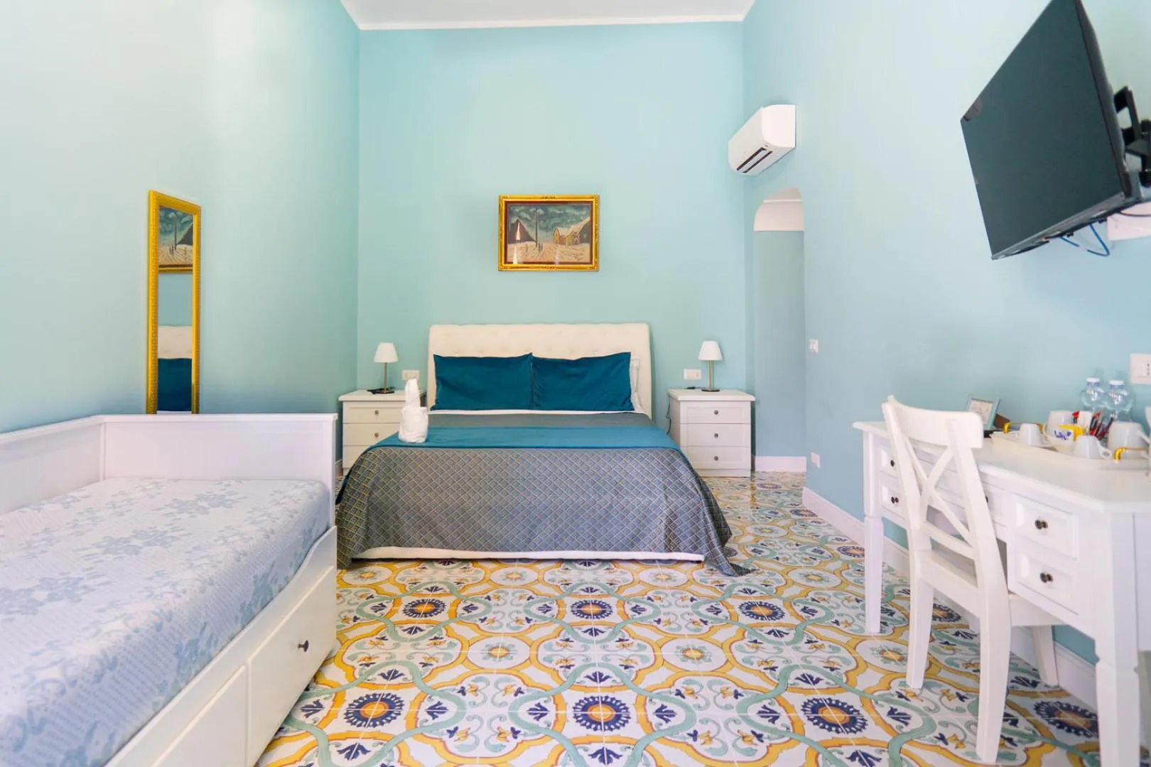 Photo of the whole room, Bed in Guesthouse Adry in Naples