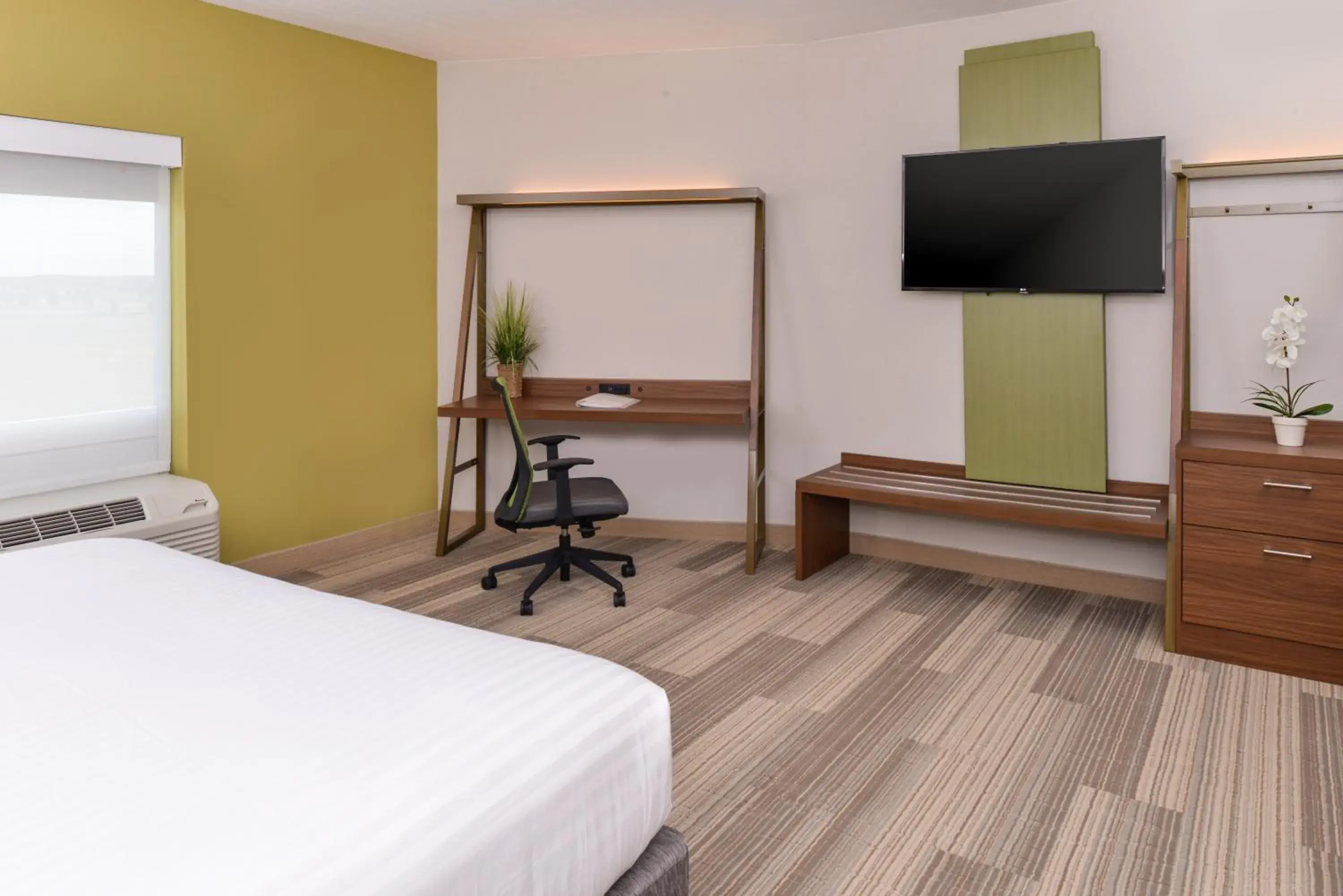 Bedroom, Bed in Holiday Inn Express & Suites Trinity by IHG Bedroom, Bed in Holiday Inn Express & Suites Trinity by IHG