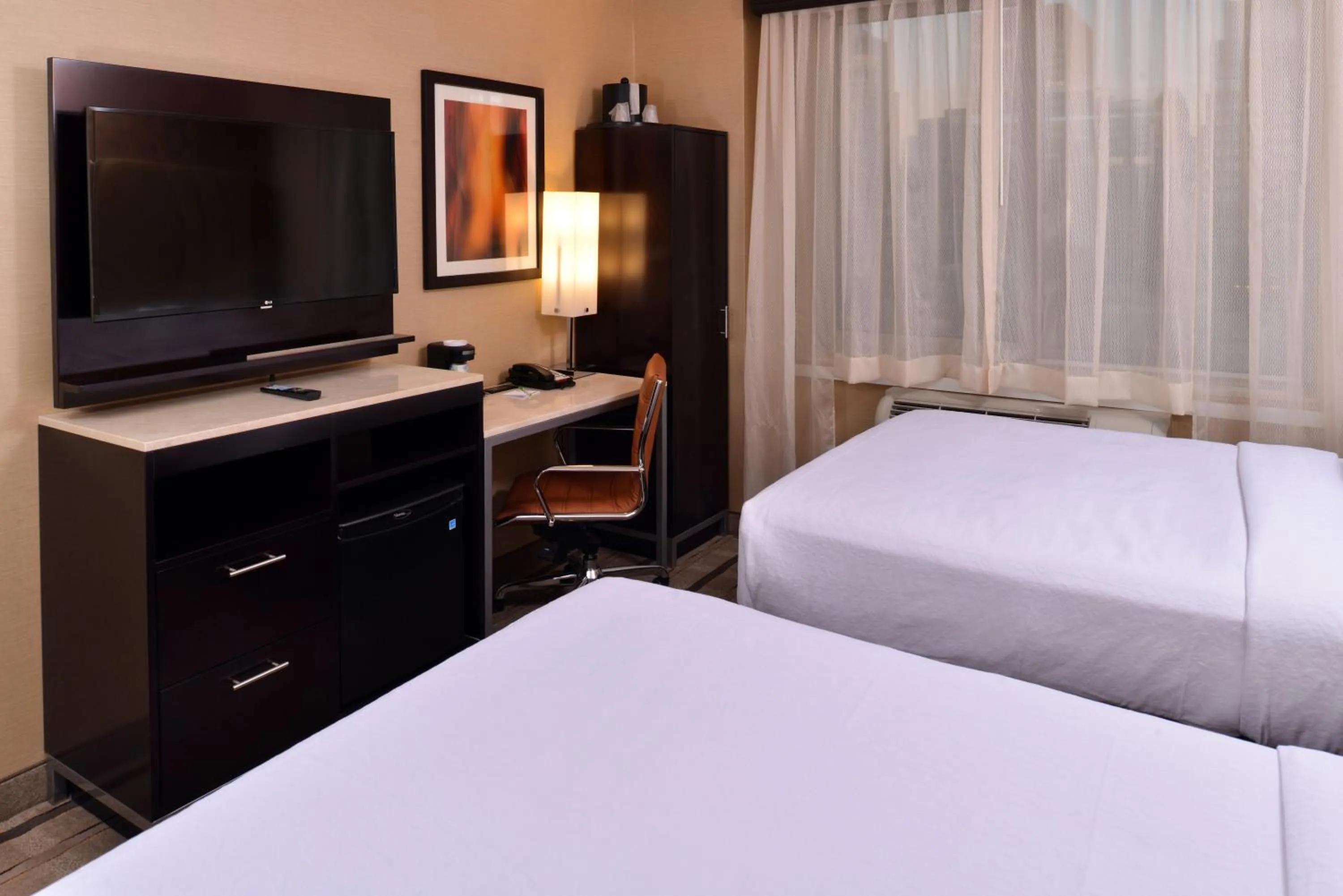 Photo of the whole room, Bed in Holiday Inn New York City - Times Square by IHG