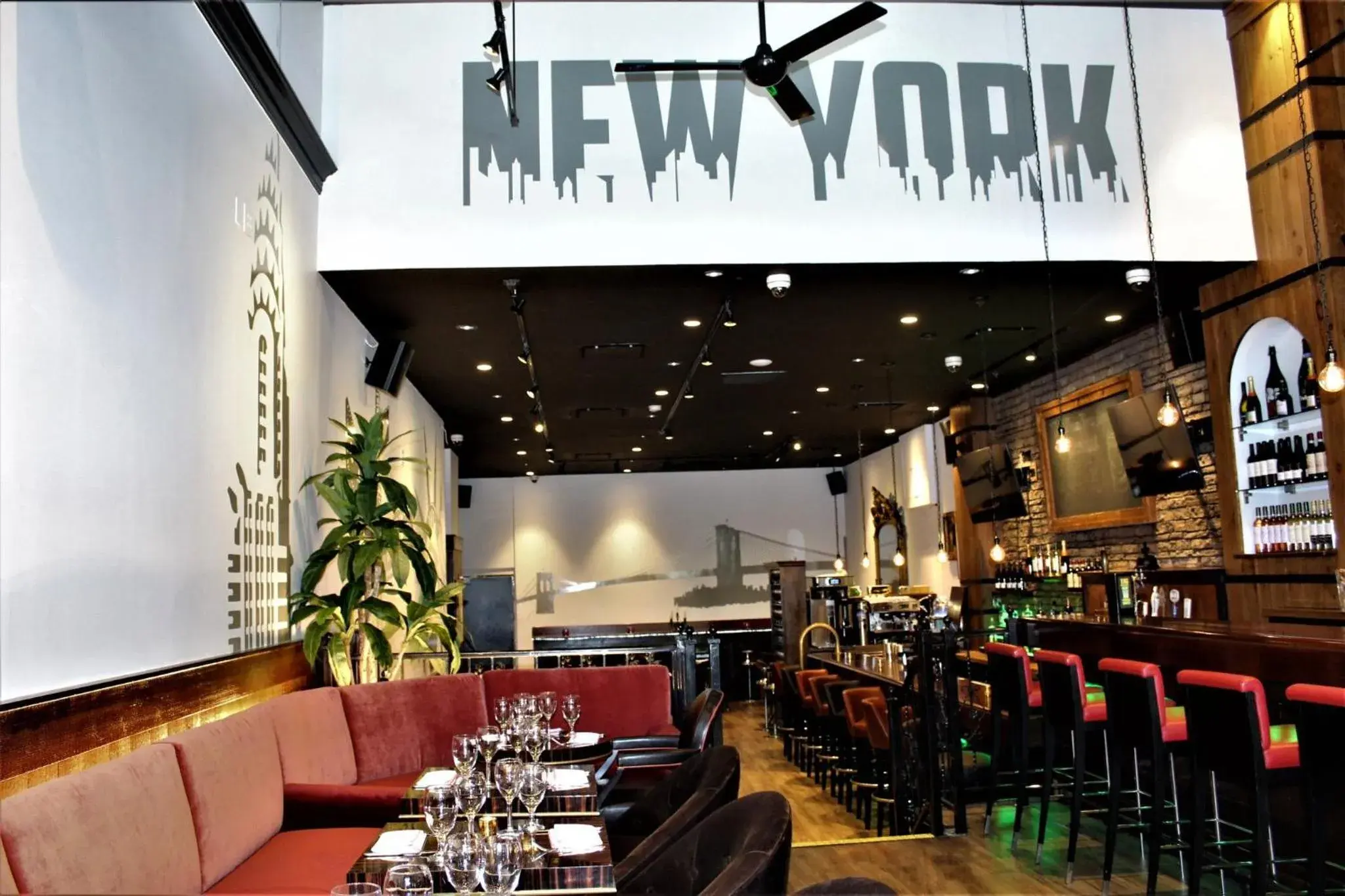 Lounge or bar in Holiday Inn New York City - Times Square by IHG Lounge or bar in Holiday Inn New York City - Times Square by IHG