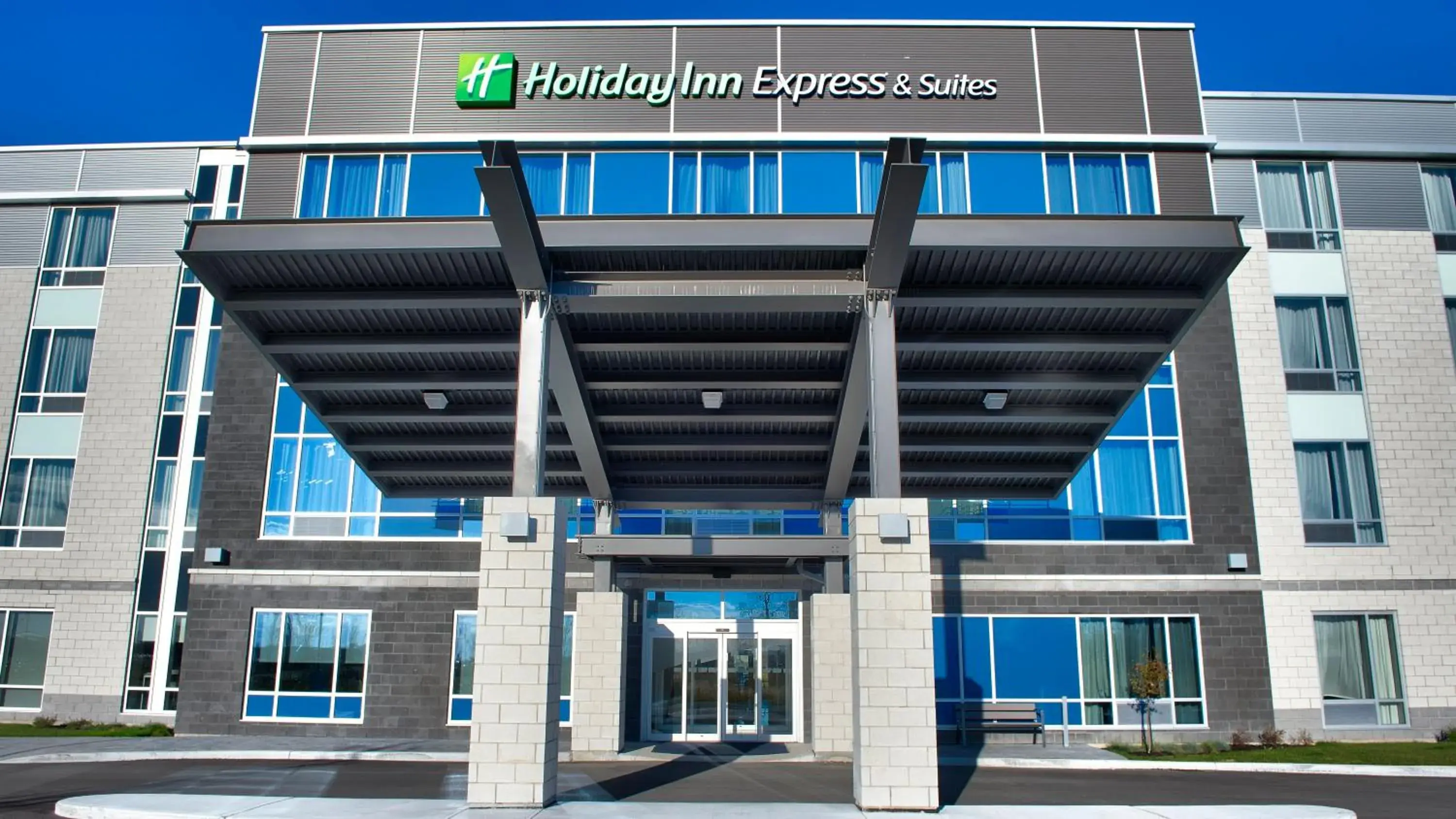 Property building in Holiday Inn Express & Suites Vaudreuil-Dorion by IHG Property building in Holiday Inn Express & Suites Vaudreuil-Dorion by IHG