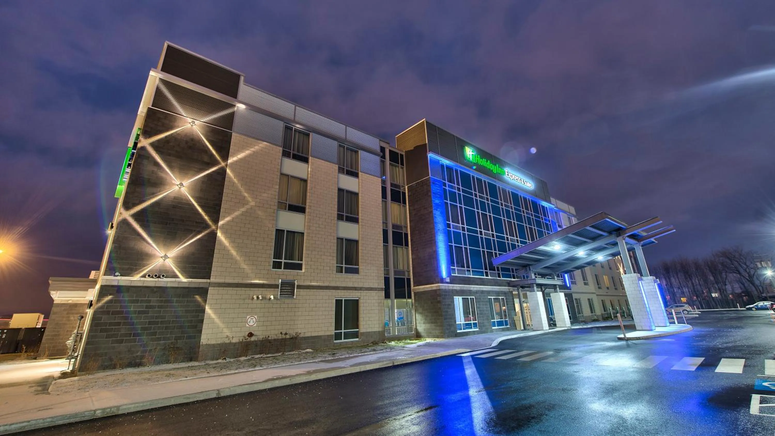 Property building in Holiday Inn Express & Suites Vaudreuil-Dorion by IHG