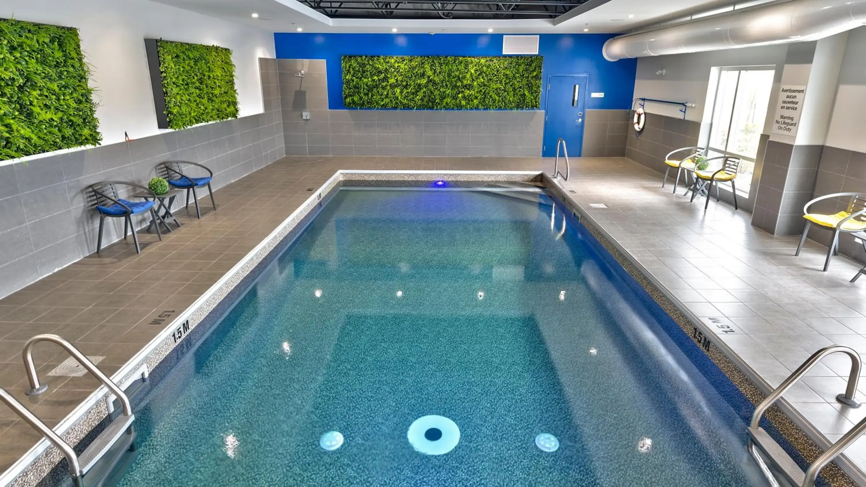 Swimming pool in Holiday Inn Express & Suites Vaudreuil-Dorion by IHG Swimming pool in Holiday Inn Express & Suites Vaudreuil-Dorion by IHG