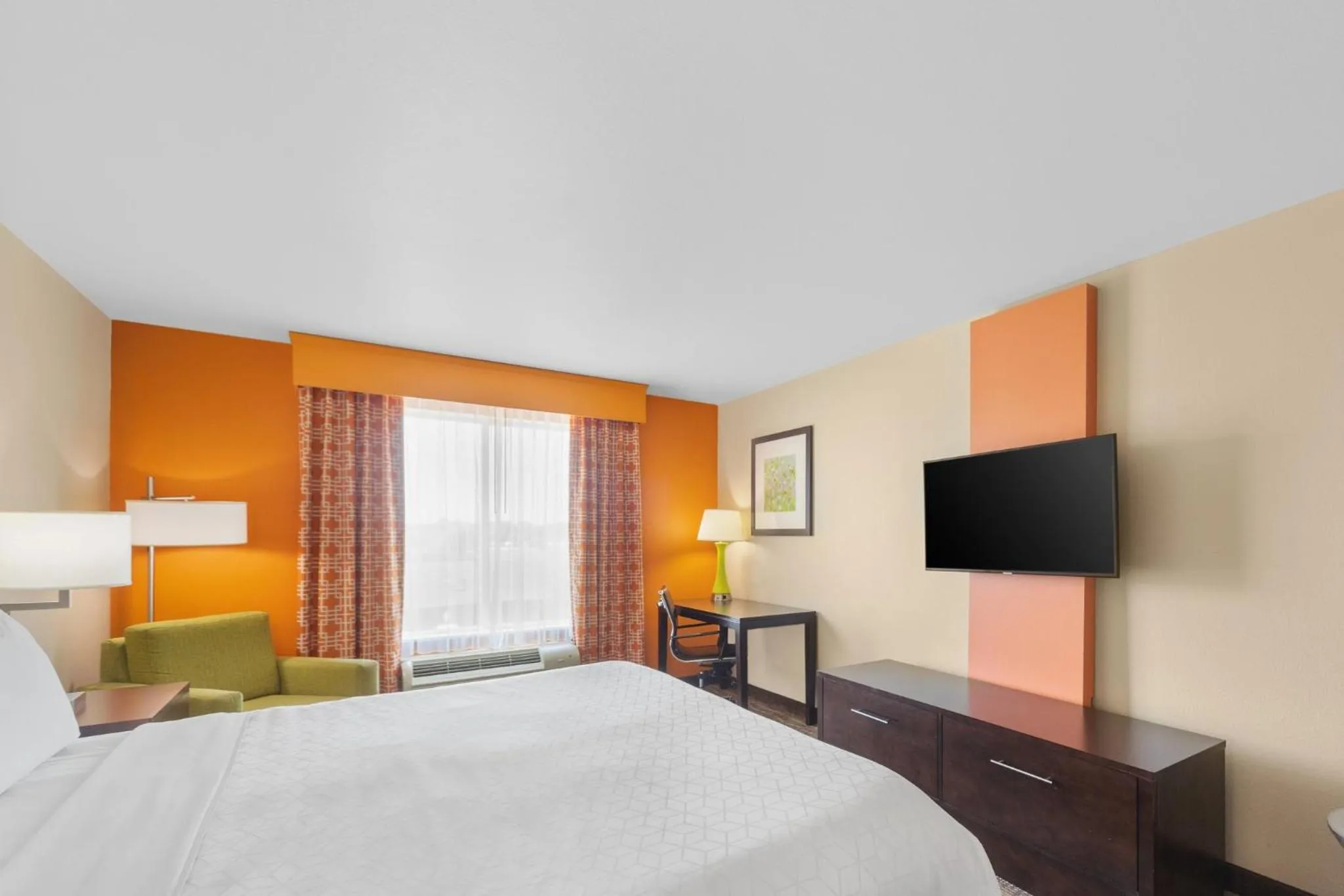 Photo of the whole room, Bed in Holiday Inn Express Tomball by IHG