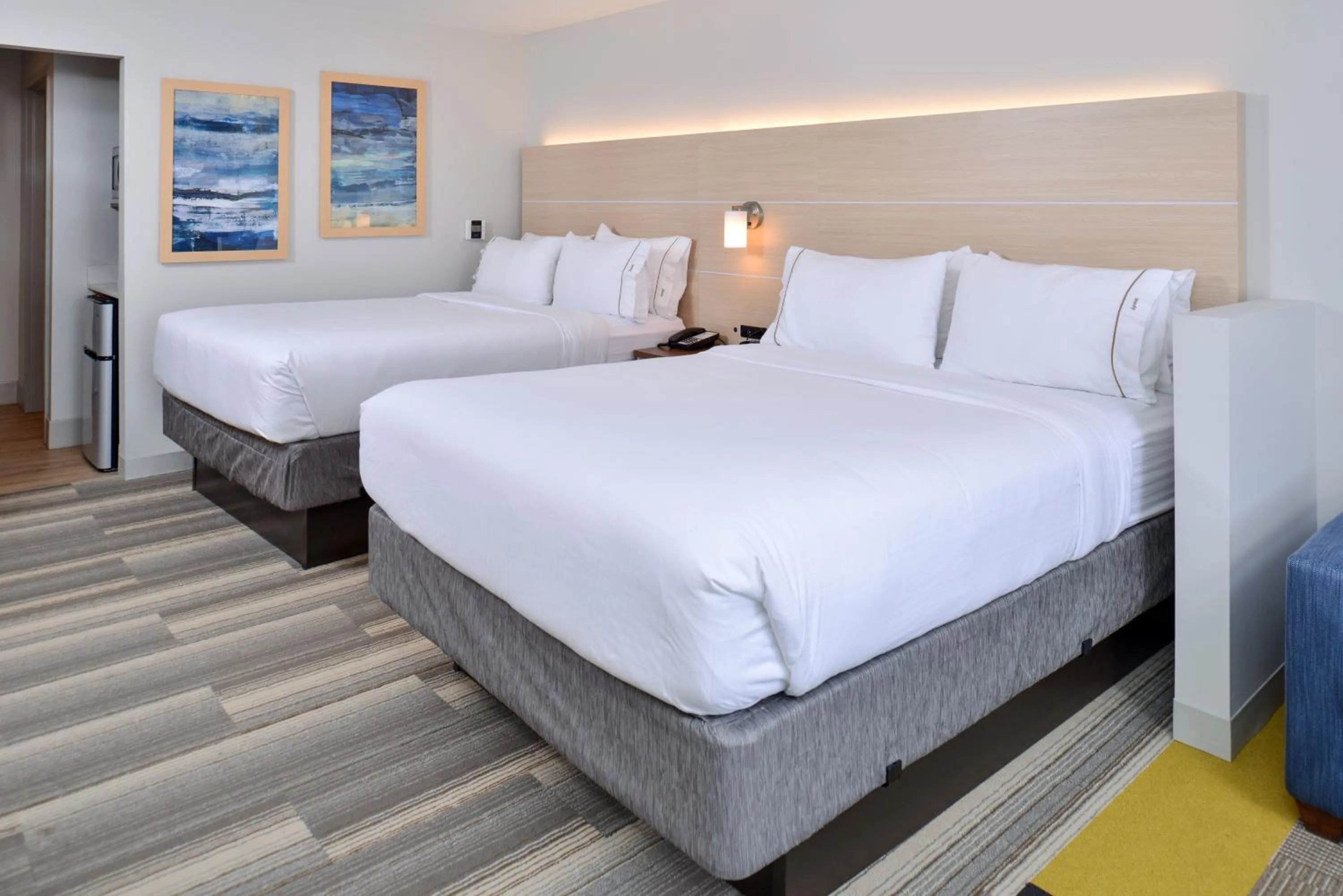 Photo of the whole room, Bed in Holiday Inn Express & Suites Farmington Hills - Detroit by IHG