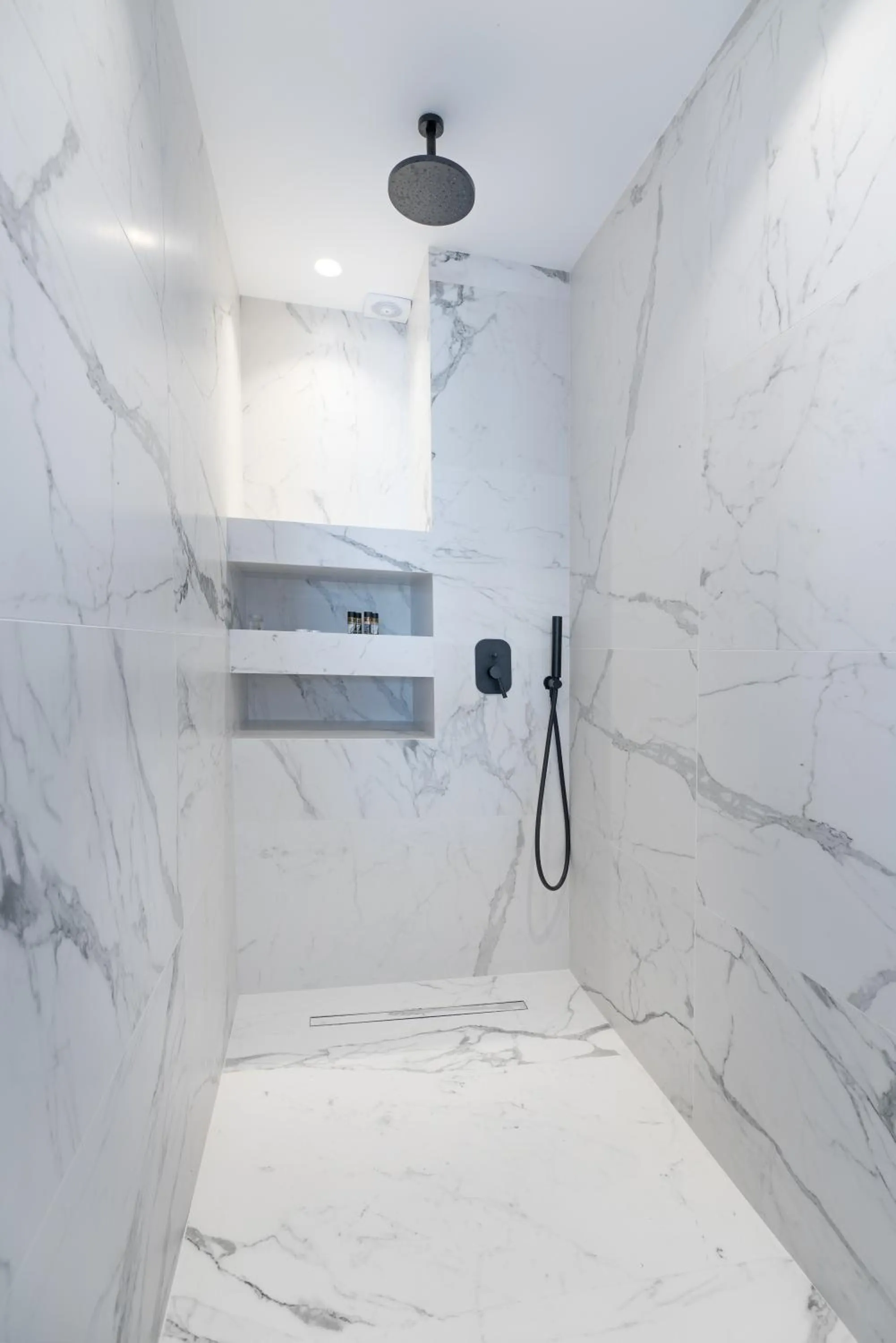 Shower in Cape Mykonos