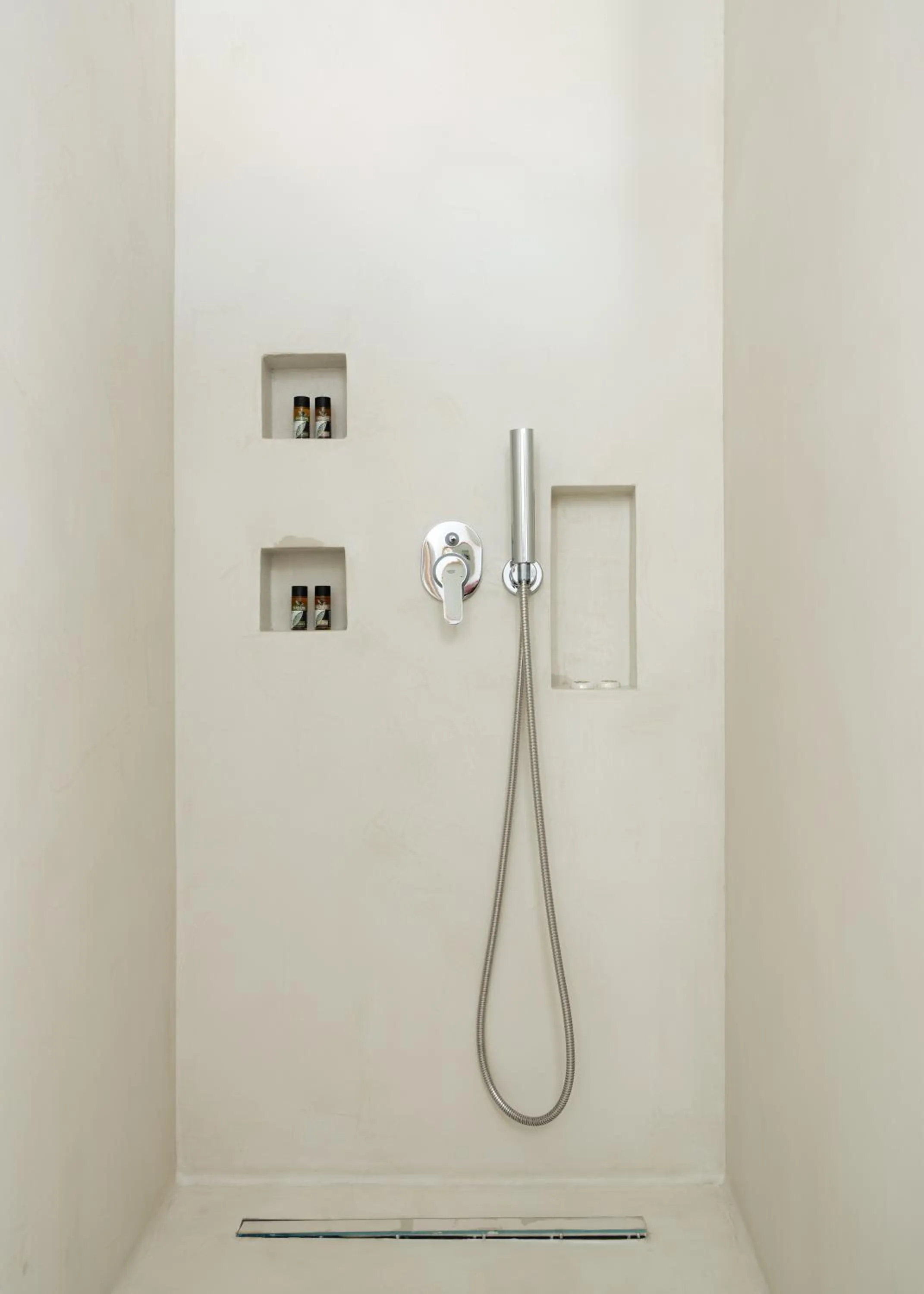 Shower in Cape Mykonos