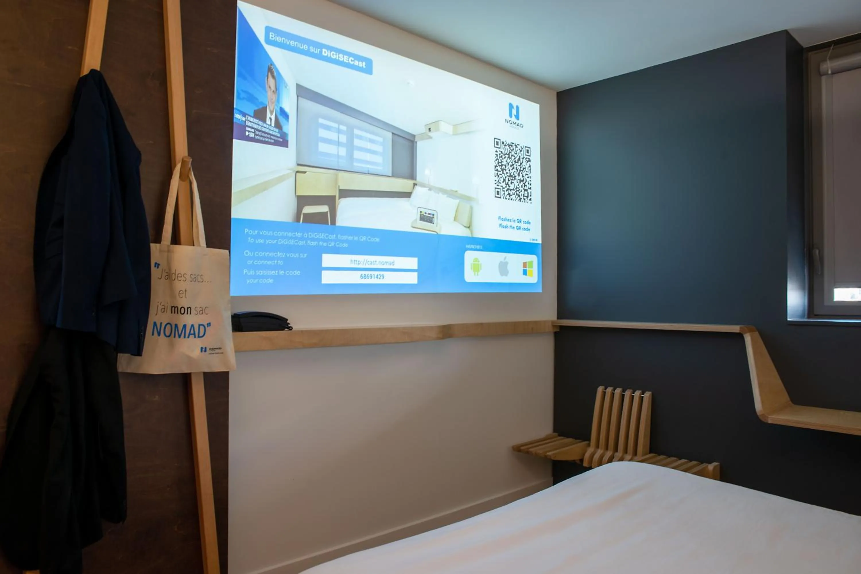 TV and multimedia, Bed in Nomad Hotel le Havre Centre Gare