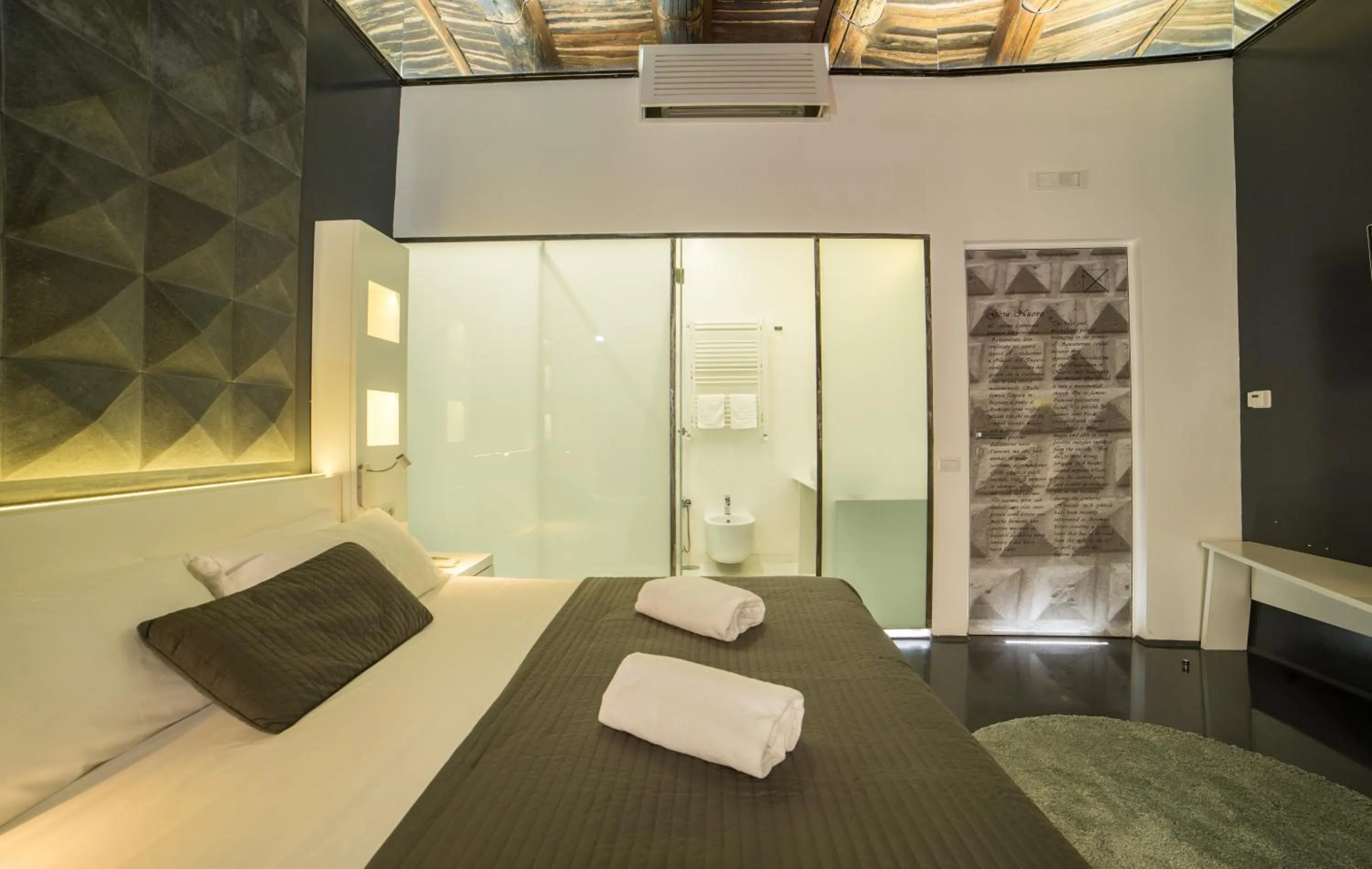 Bathroom, Bed in Chiaia 197 Deluxe Residence