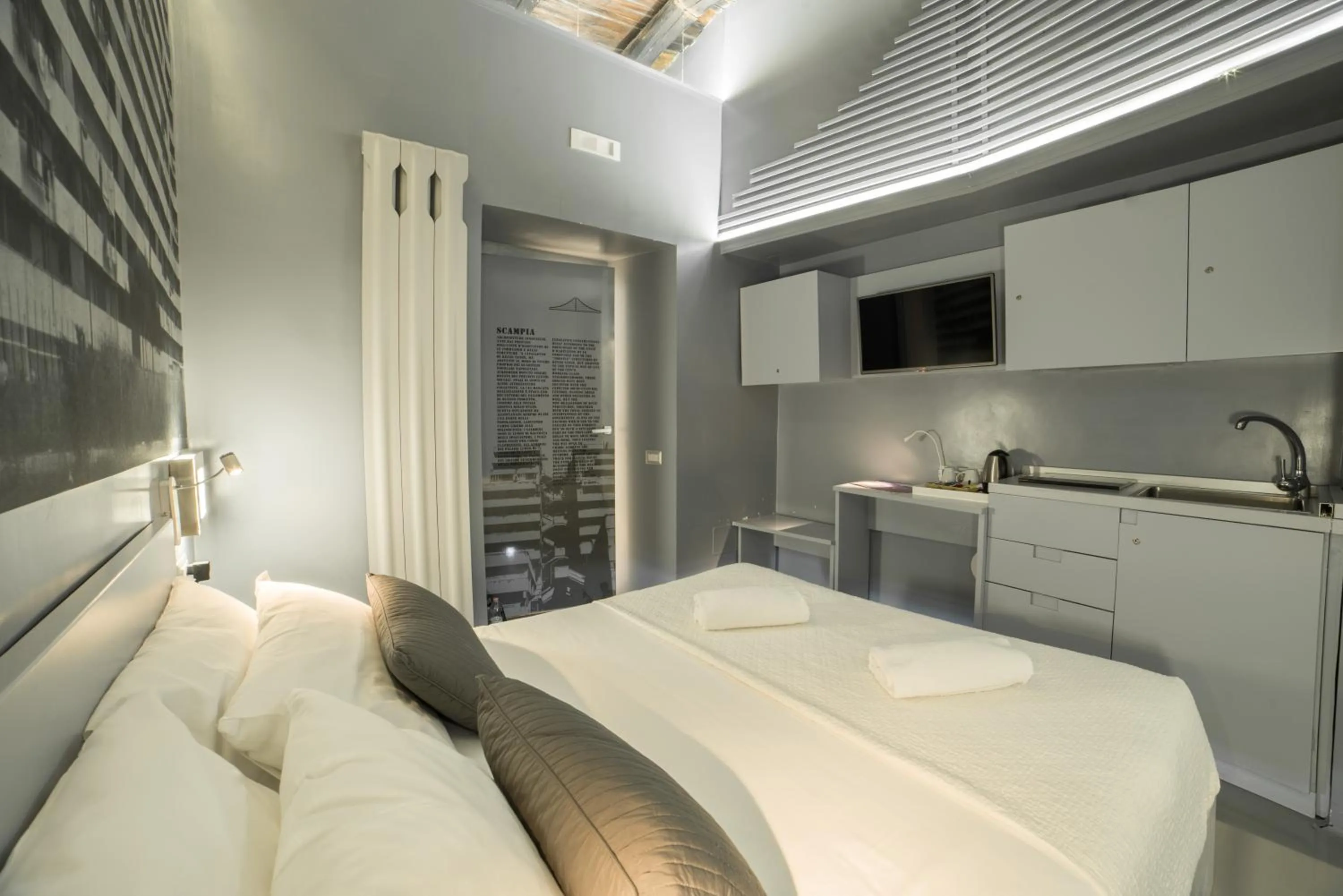 TV and multimedia, Bed in Chiaia 197 Deluxe Residence