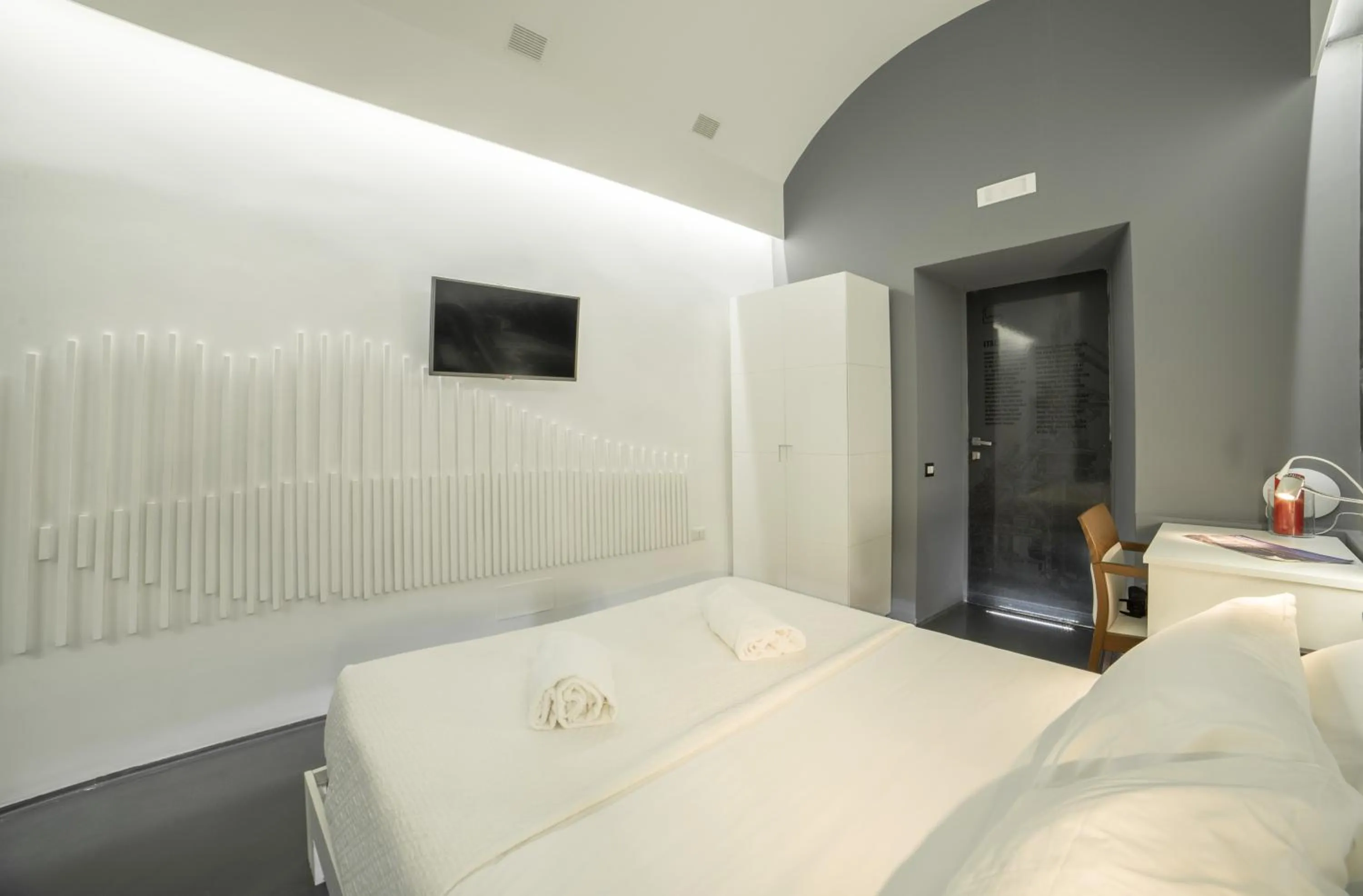 Decorative detail, Bed in Chiaia 197 Deluxe Residence