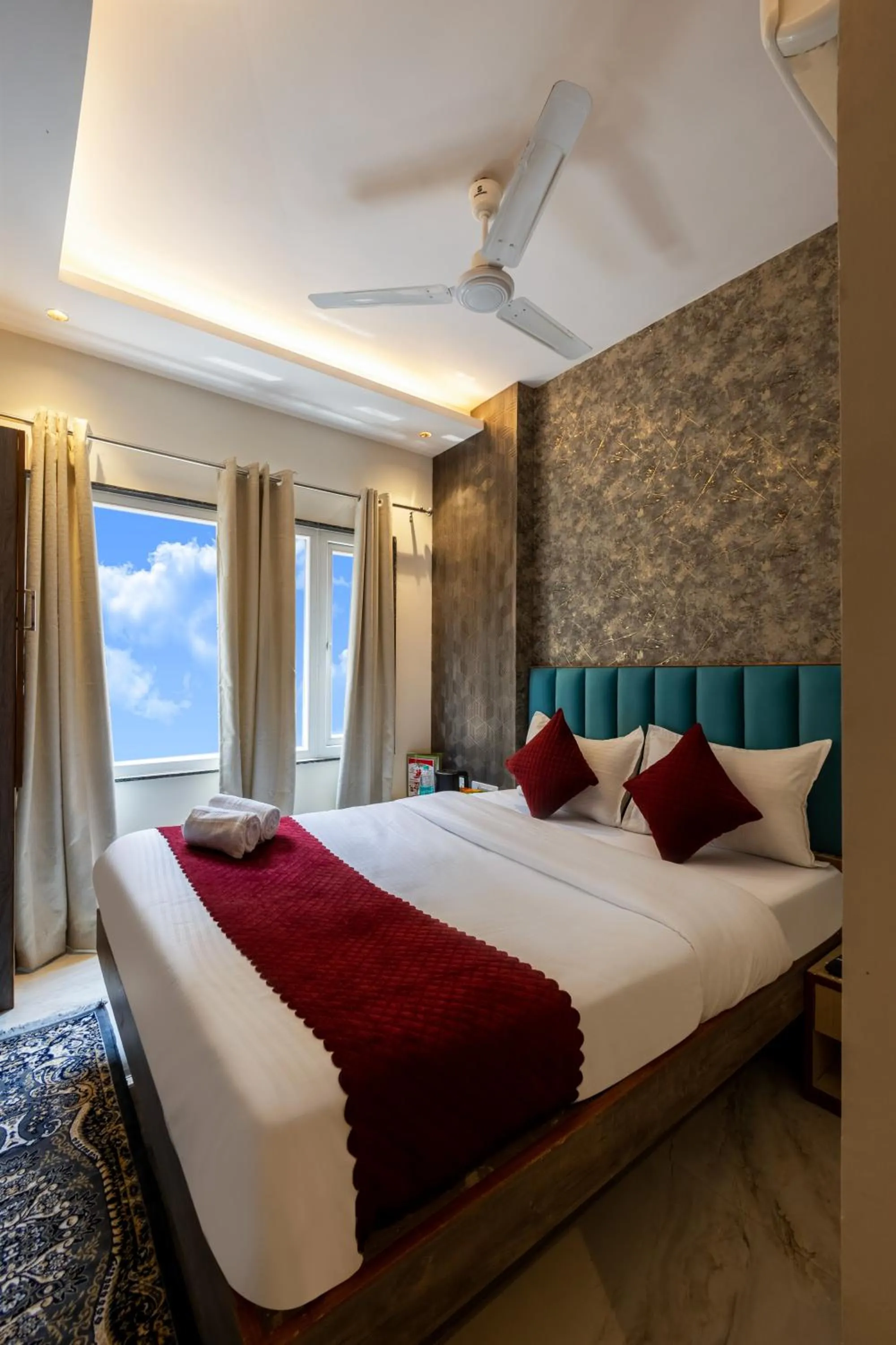 Bed in Hotel Stay House Inn 3 Mints walk from New Delhi Railway station,5 Mints from Metro