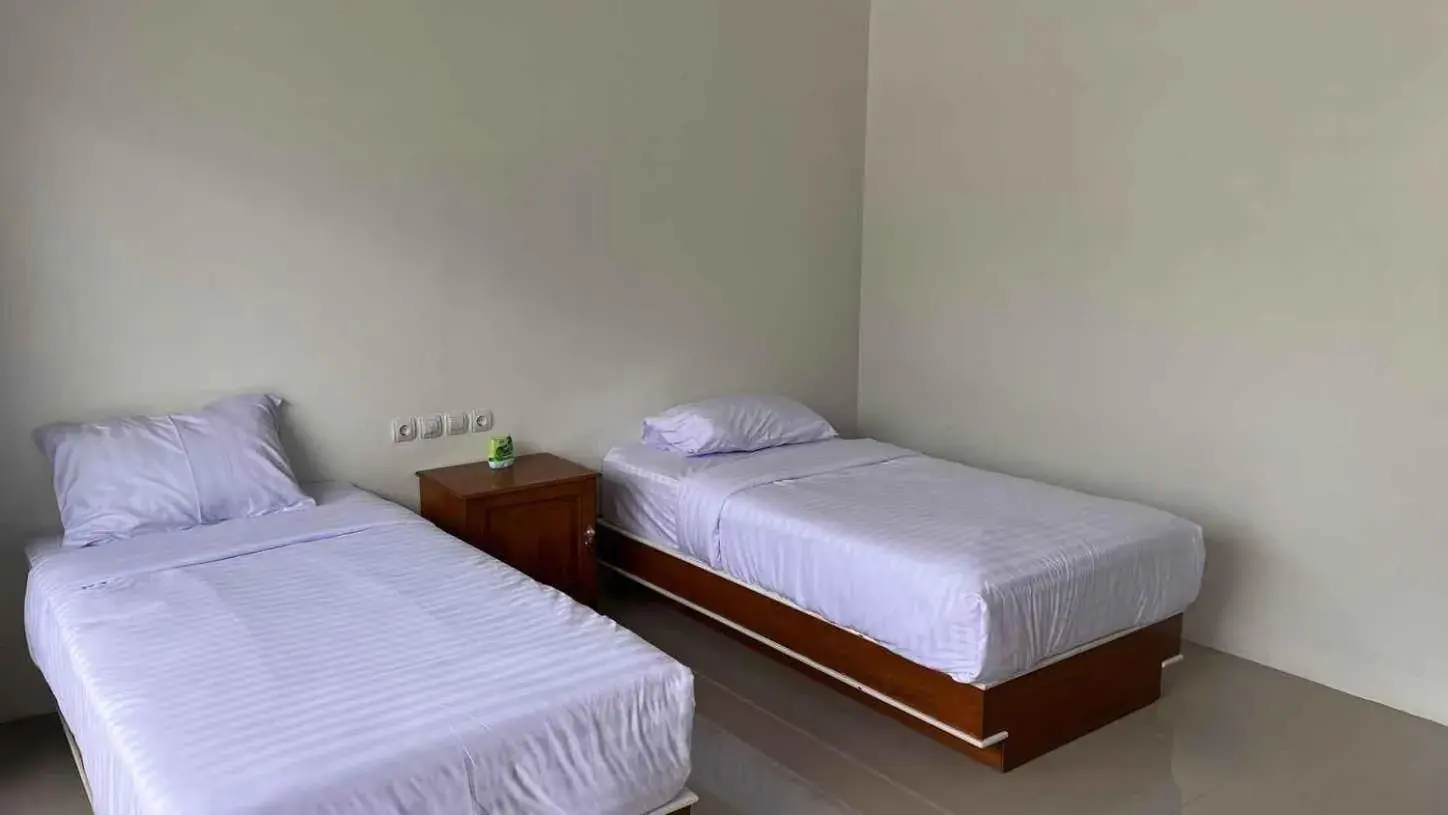 Standard Twin Room in Grand Wijaya Hotel dan Villa Sarangan Standard Twin Room in Grand Wijaya Hotel dan Villa Sarangan