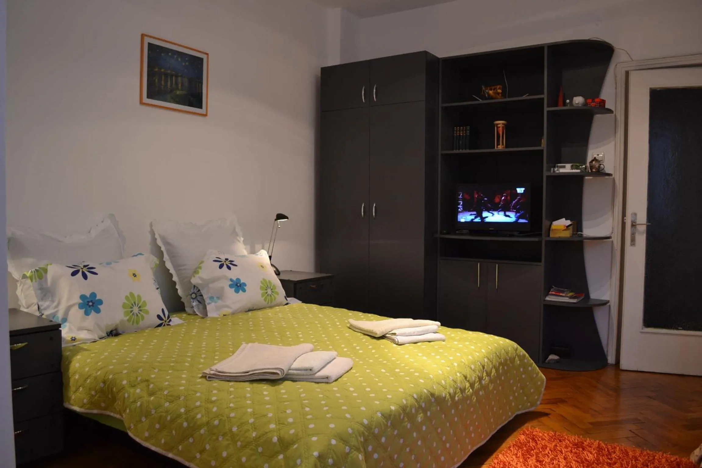 Photo of the whole room, Bed in Victoria Studio