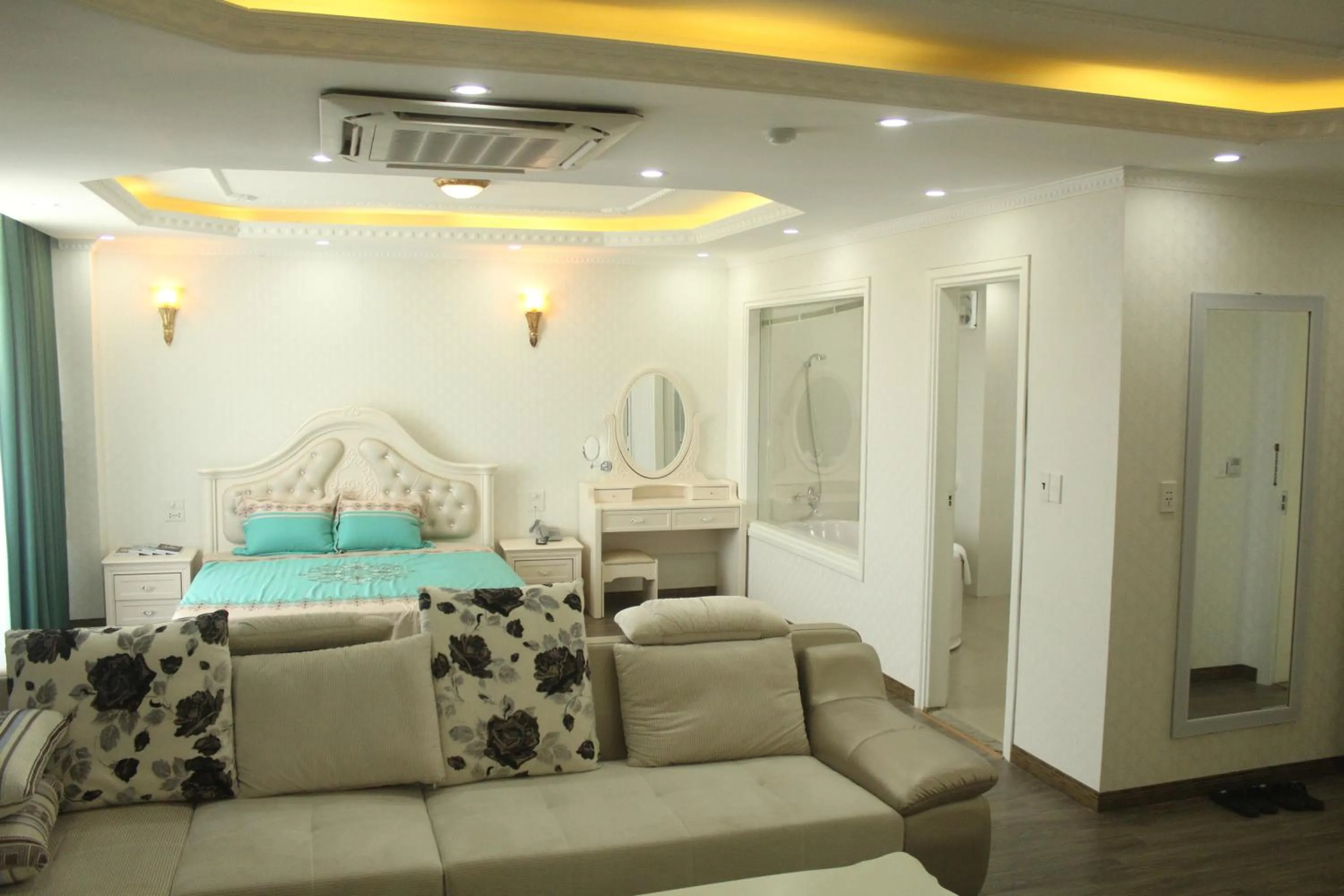 Photo of the whole room, Bed in Phuong Hoang Hotel