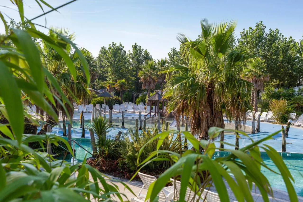 Property building, Swimming Pool in Résidence Ilbarritz