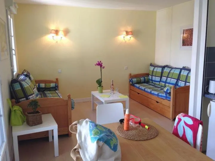 Living room, Bed in Résidence Ilbarritz