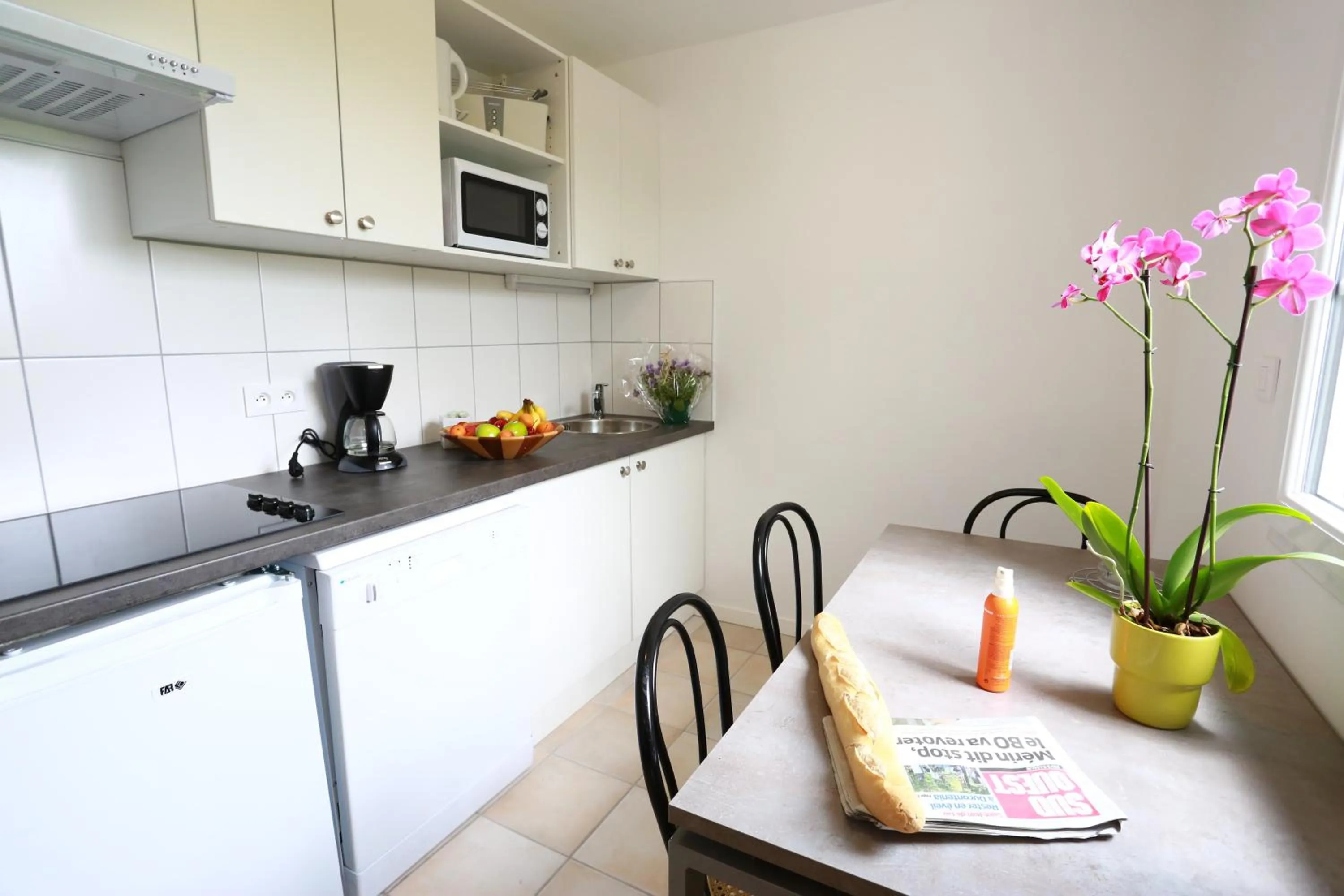 Dining area, Kitchen/Kitchenette in Résidence Ilbarritz