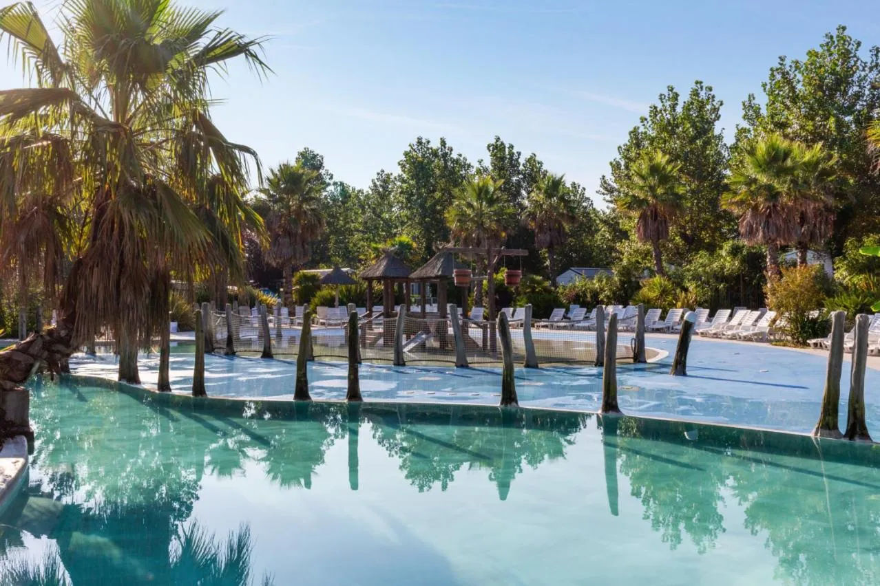 Property building, Swimming Pool in Résidence Ilbarritz