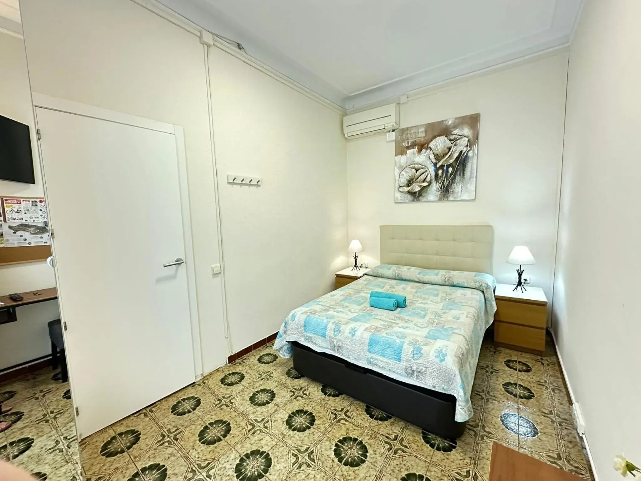 Bed in Rooms Diputacion Bed in Rooms Diputacion