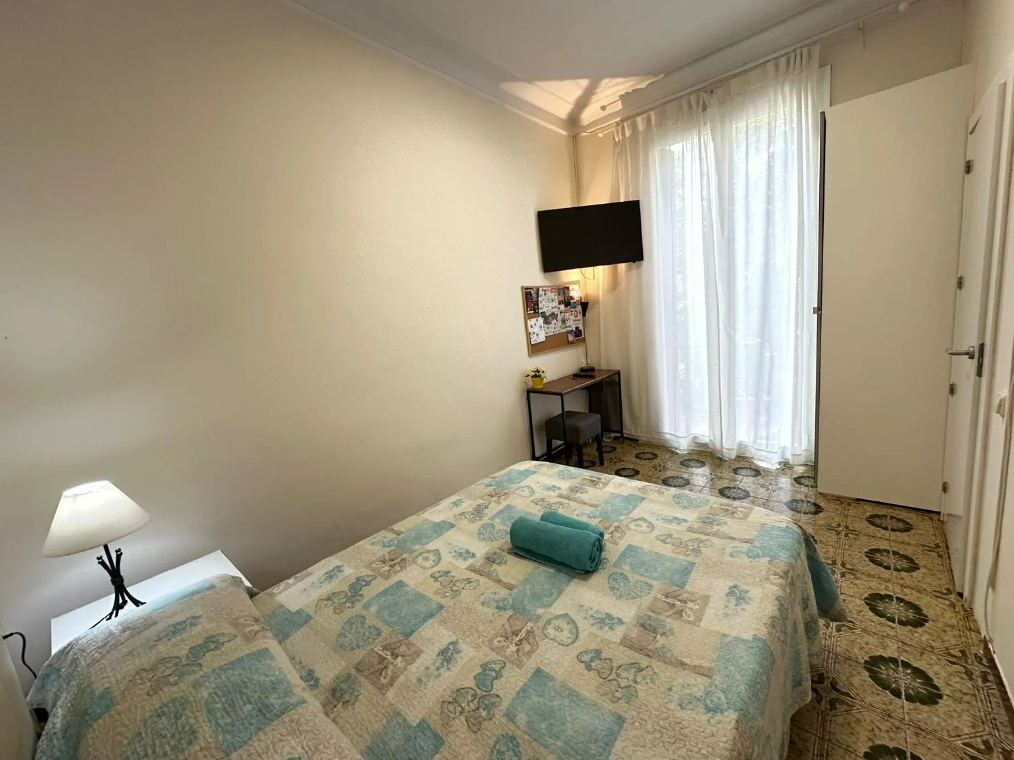 Bed in Rooms Diputacion