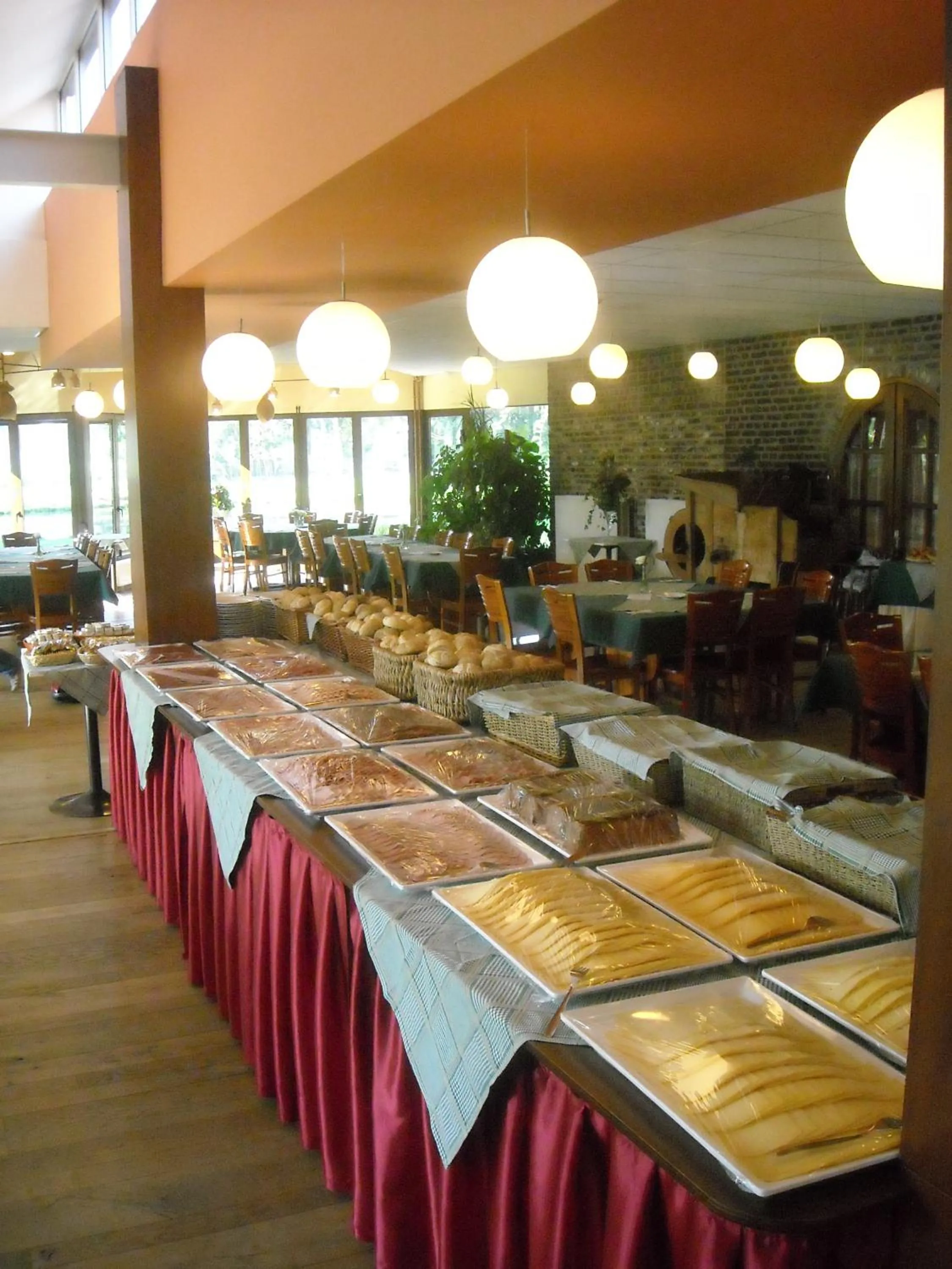 Buffet breakfast in Hotel De Watermolen