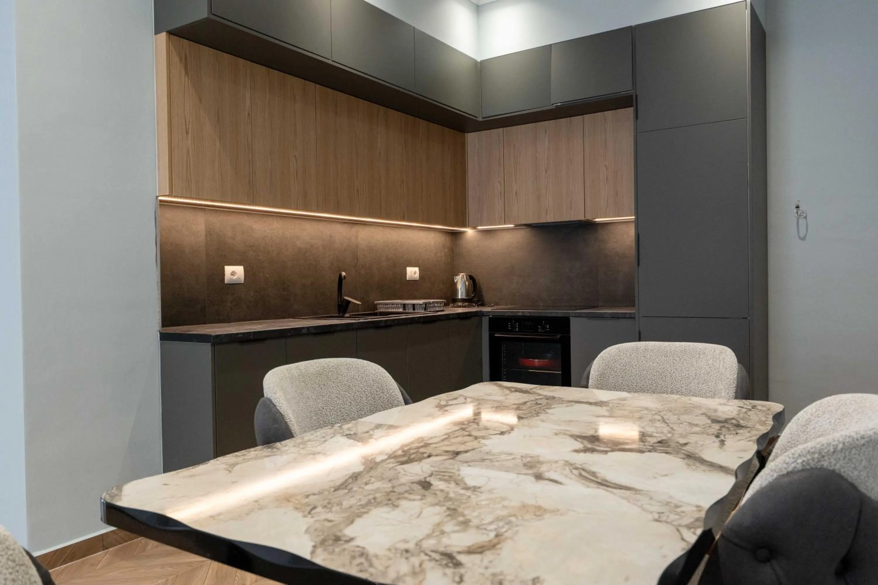 Kitchen or kitchenette in Regal Luxury Apartments