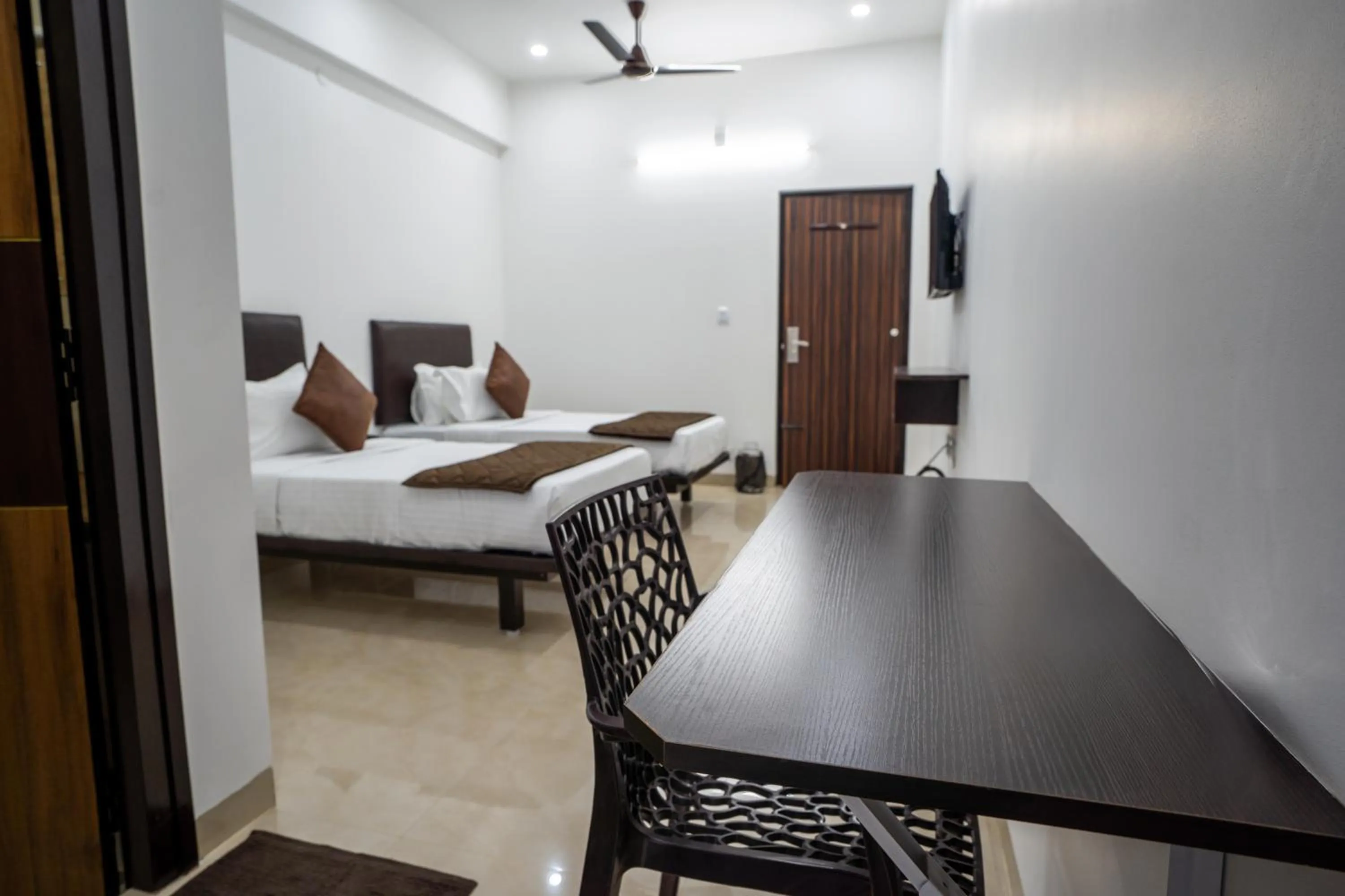 Photo of the whole room, Bed in Cross Roads Inn