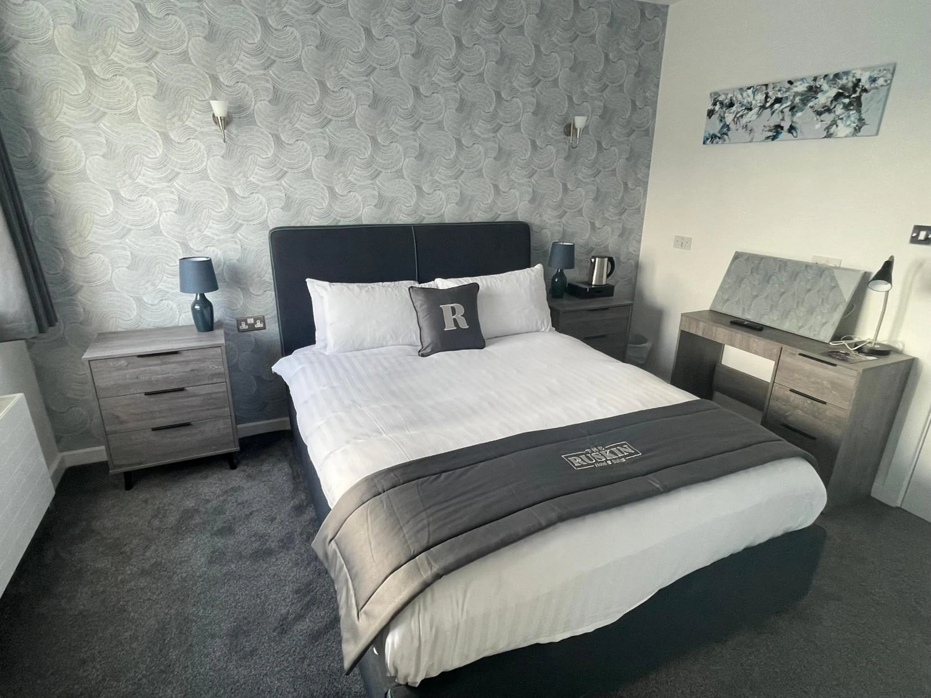 Photo of the whole room, Bed in Ruskin Hotel