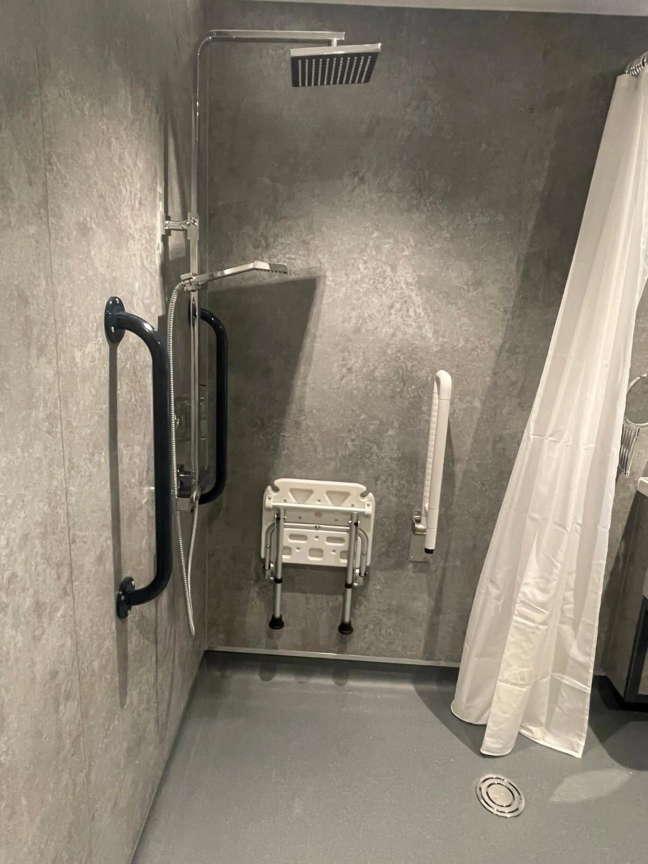 Bathroom in Ruskin Hotel