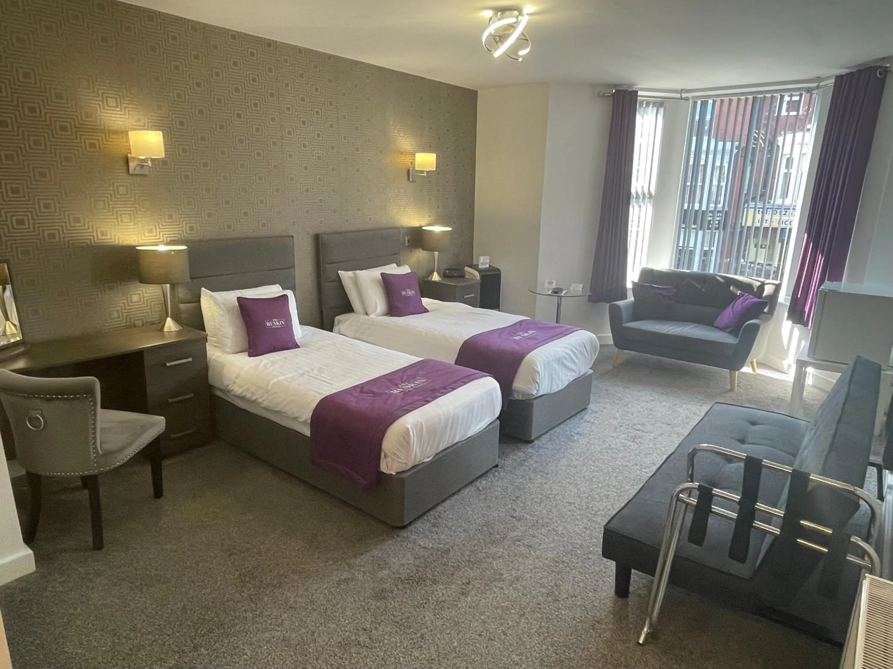 Seating area, Bed in Ruskin Hotel