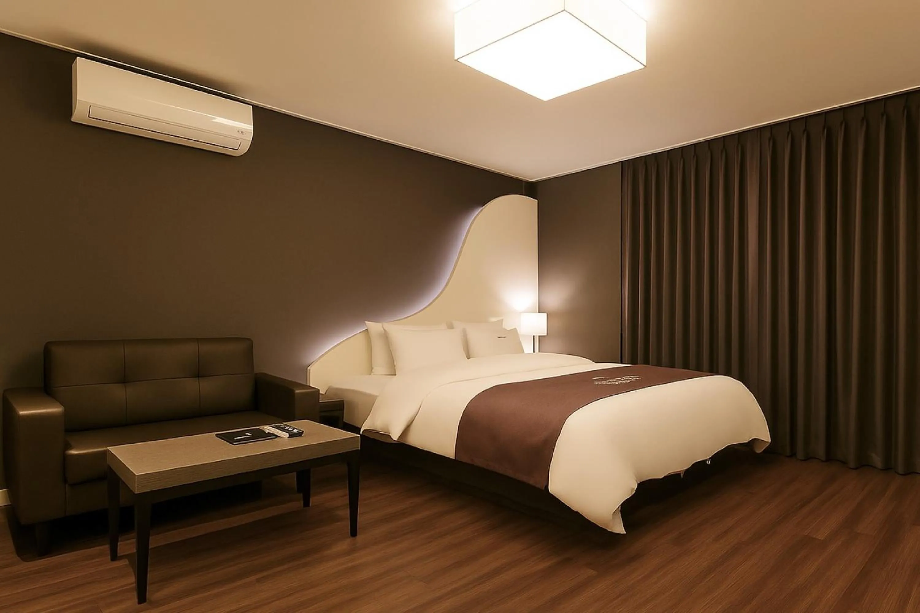 Bed in Seosan Modern Hotel