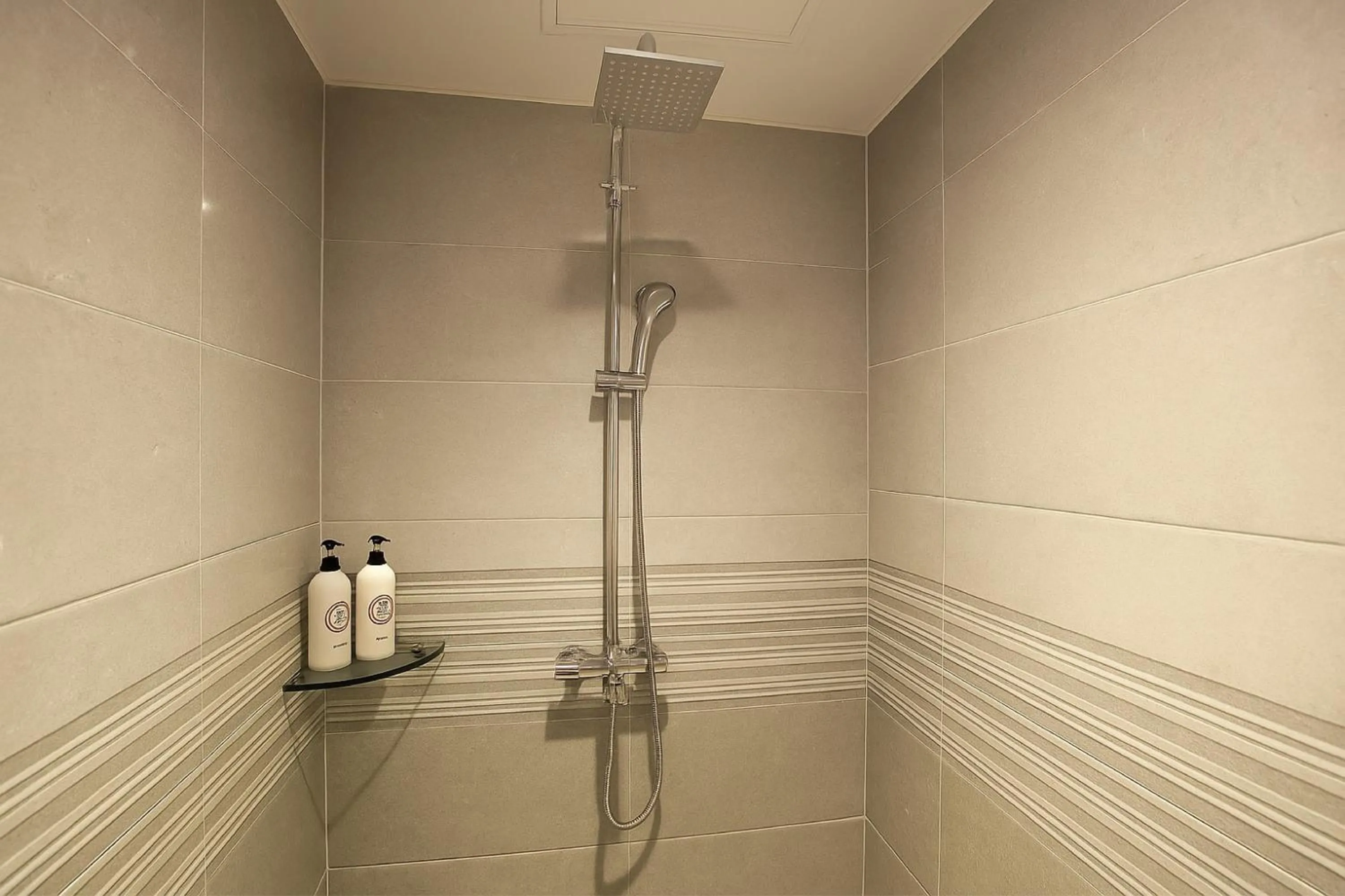 Shower in Seosan Modern Hotel