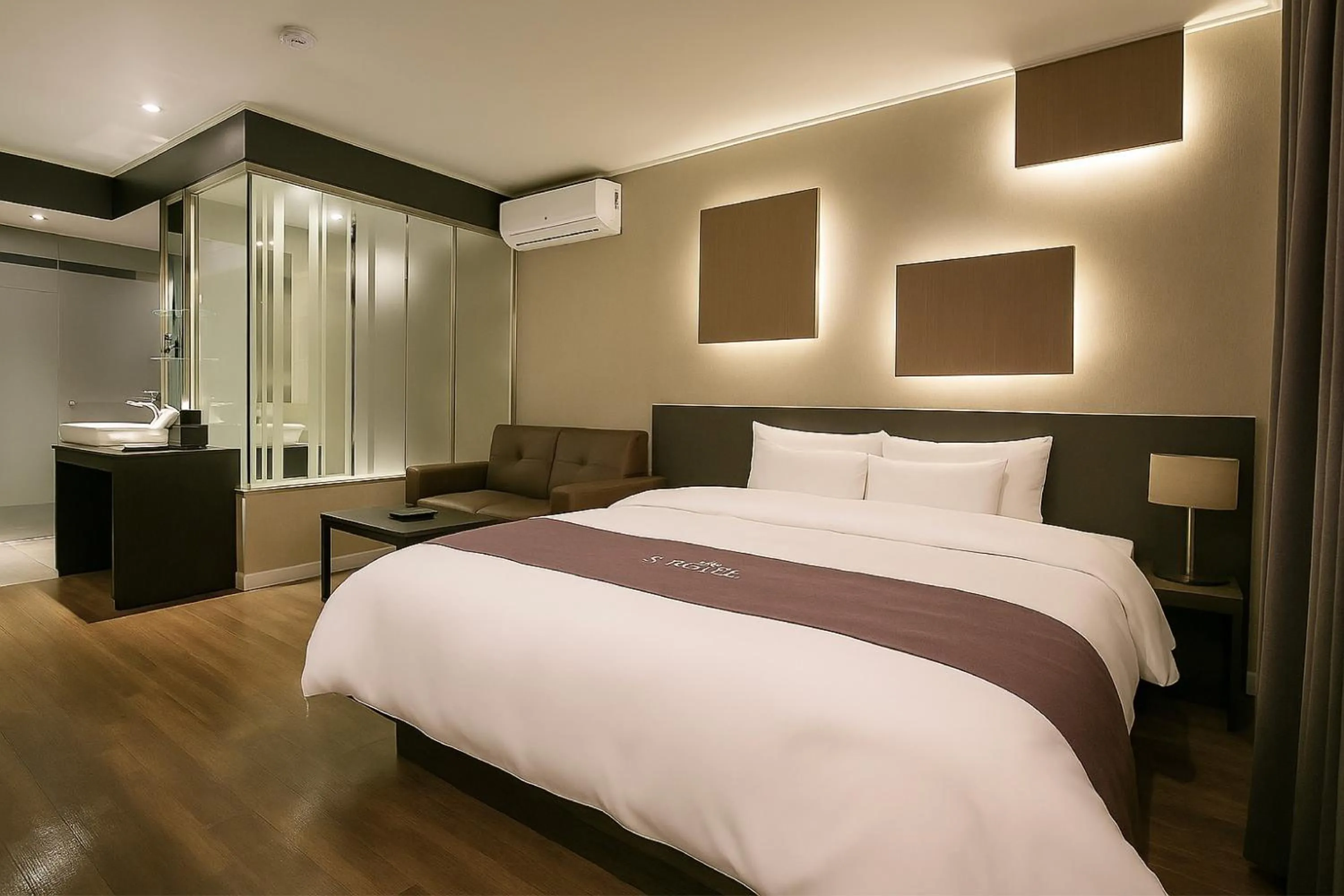 Bed in Seosan Modern Hotel