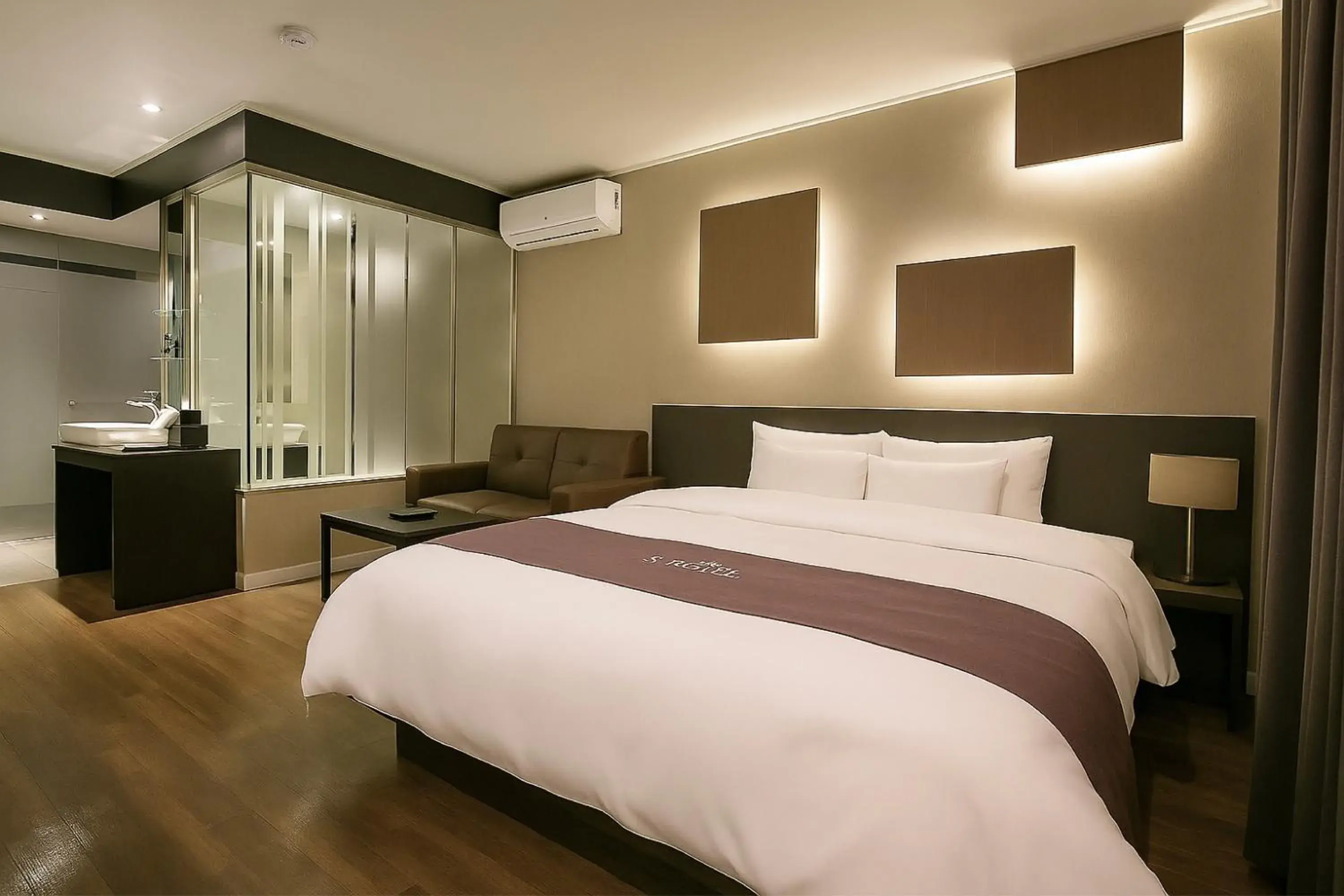 Standard King Room in Seosan Modern Hotel Standard King Room in Seosan Modern Hotel