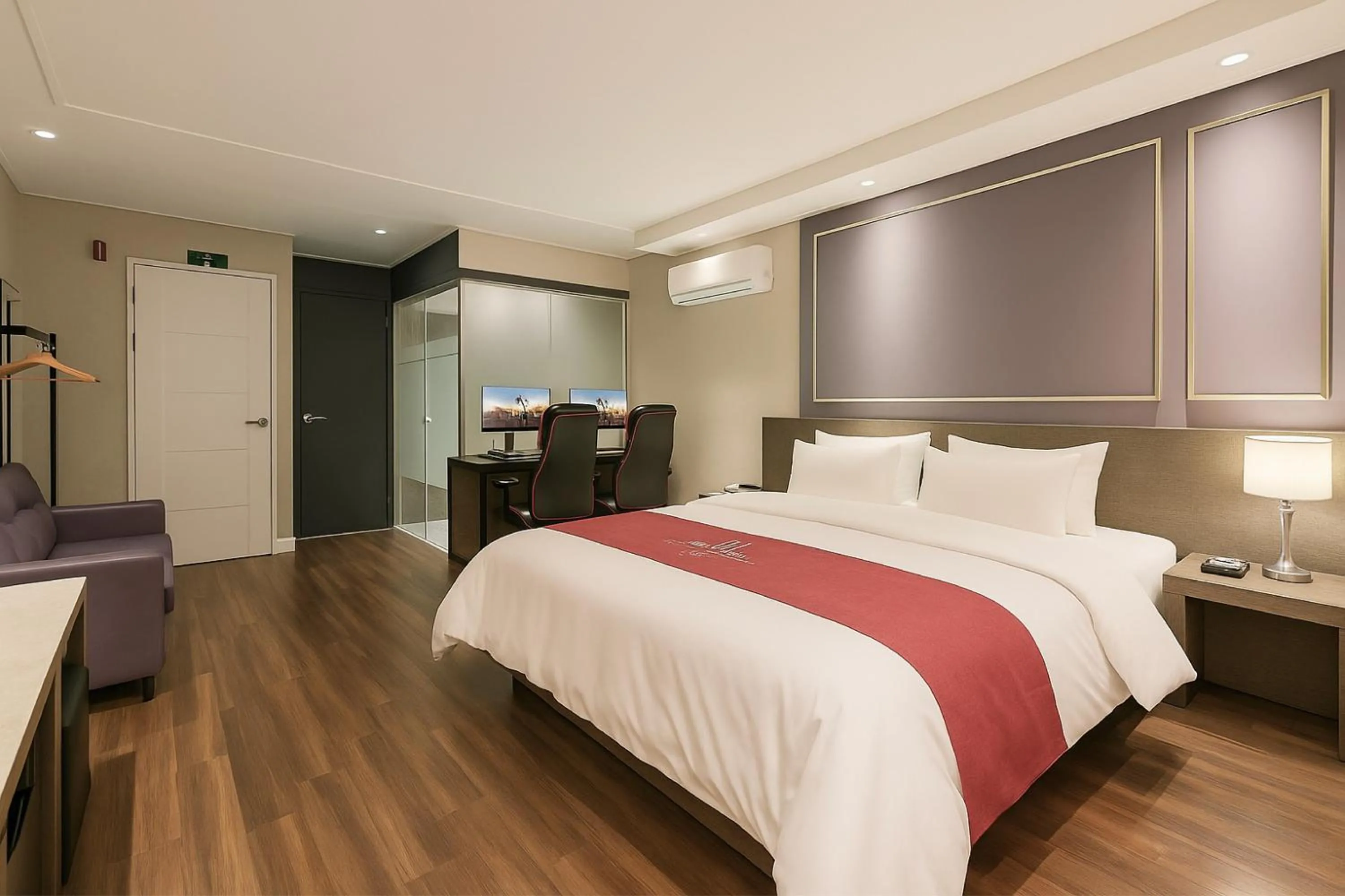 Bed in Seosan Modern Hotel