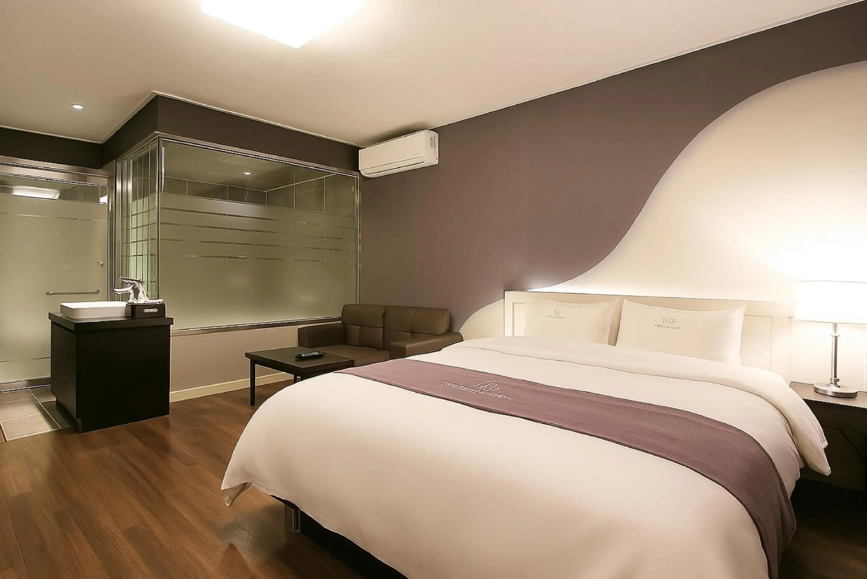 Bed in Seosan Modern Hotel