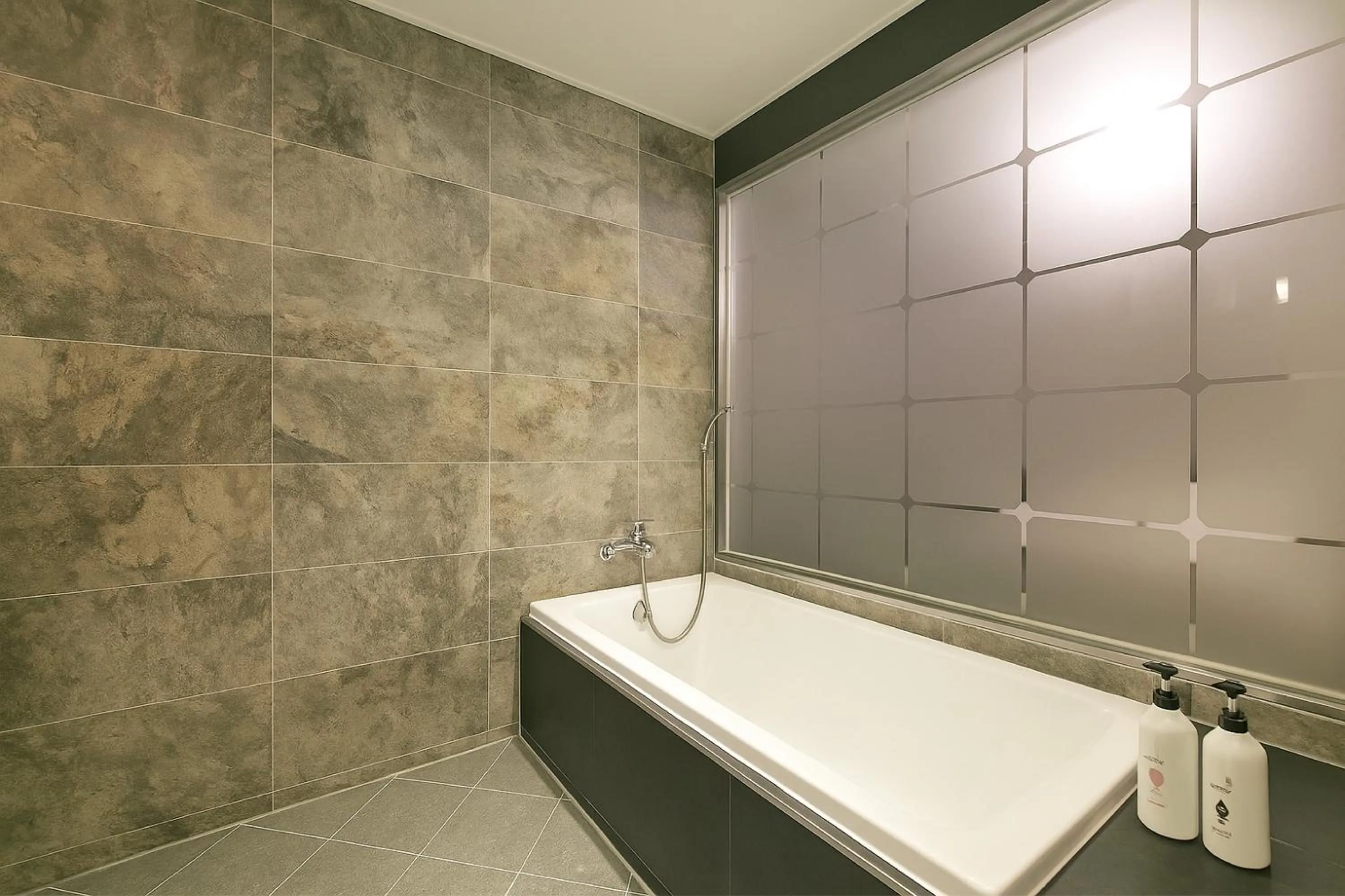 Shower in Seosan Modern Hotel
