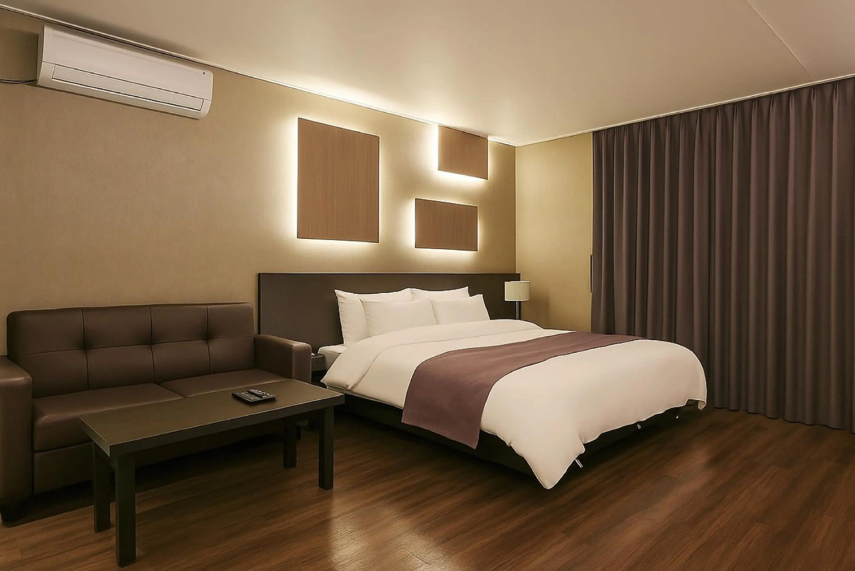 Bed in Seosan Modern Hotel