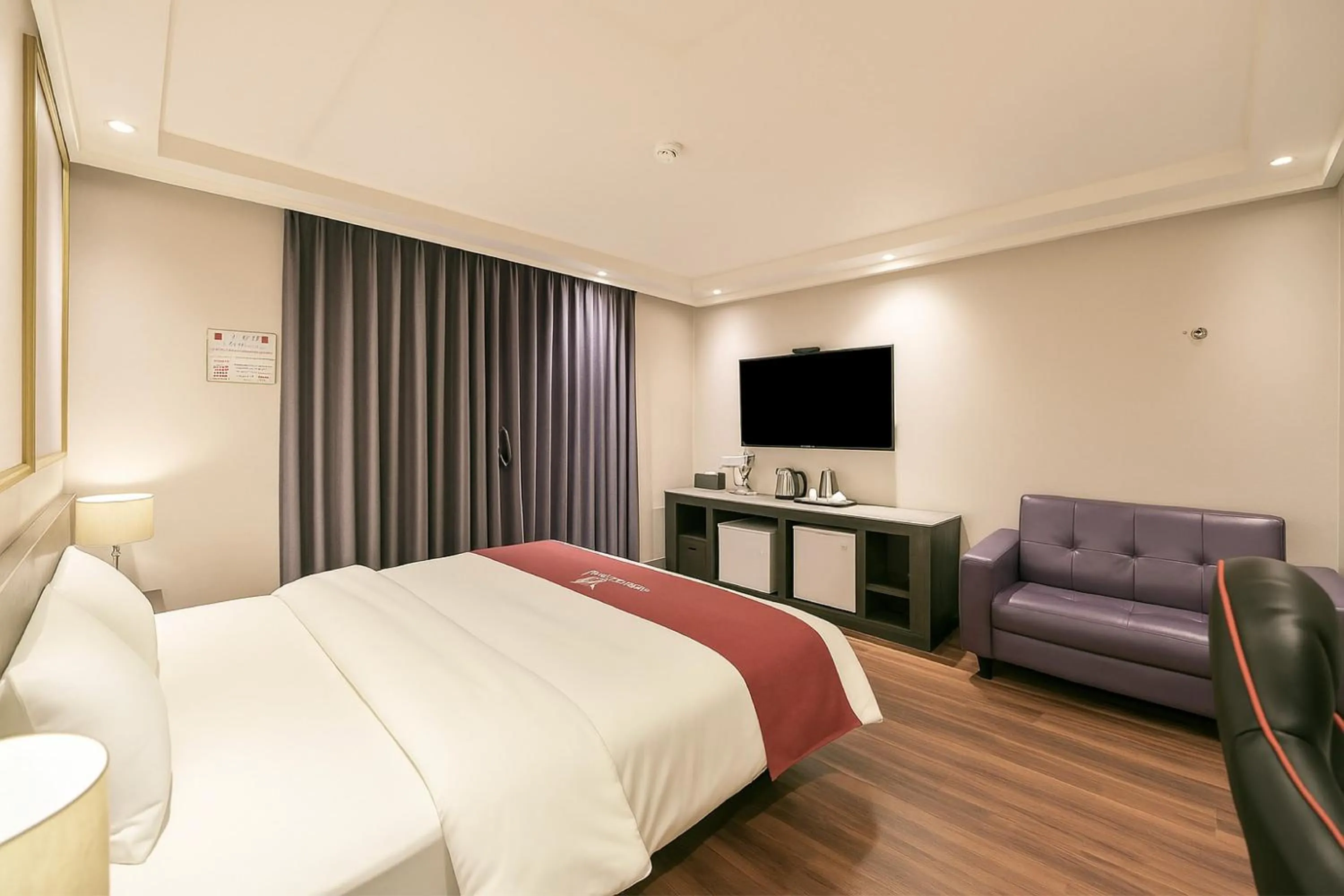 Bed in Seosan Modern Hotel