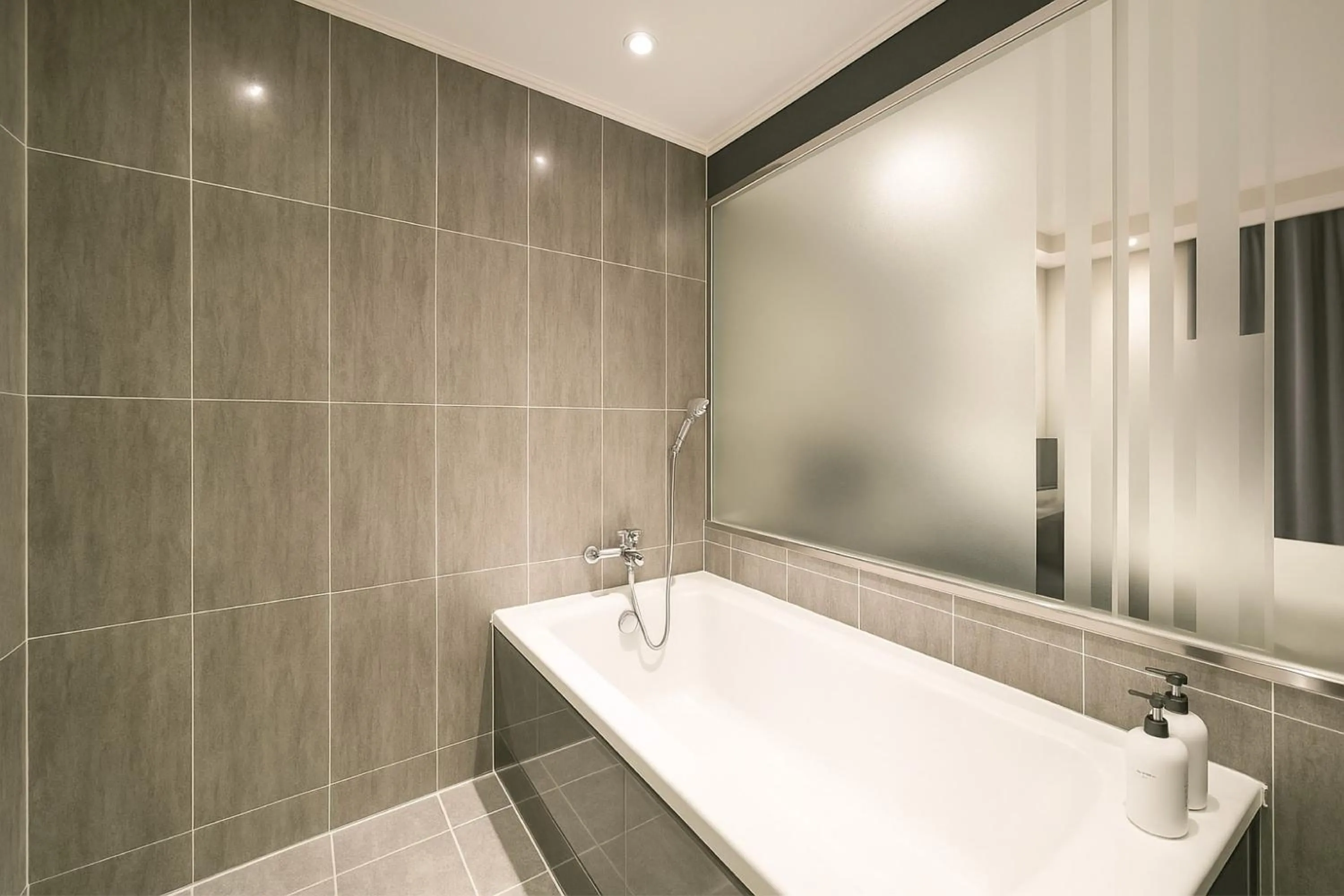 Shower in Seosan Modern Hotel