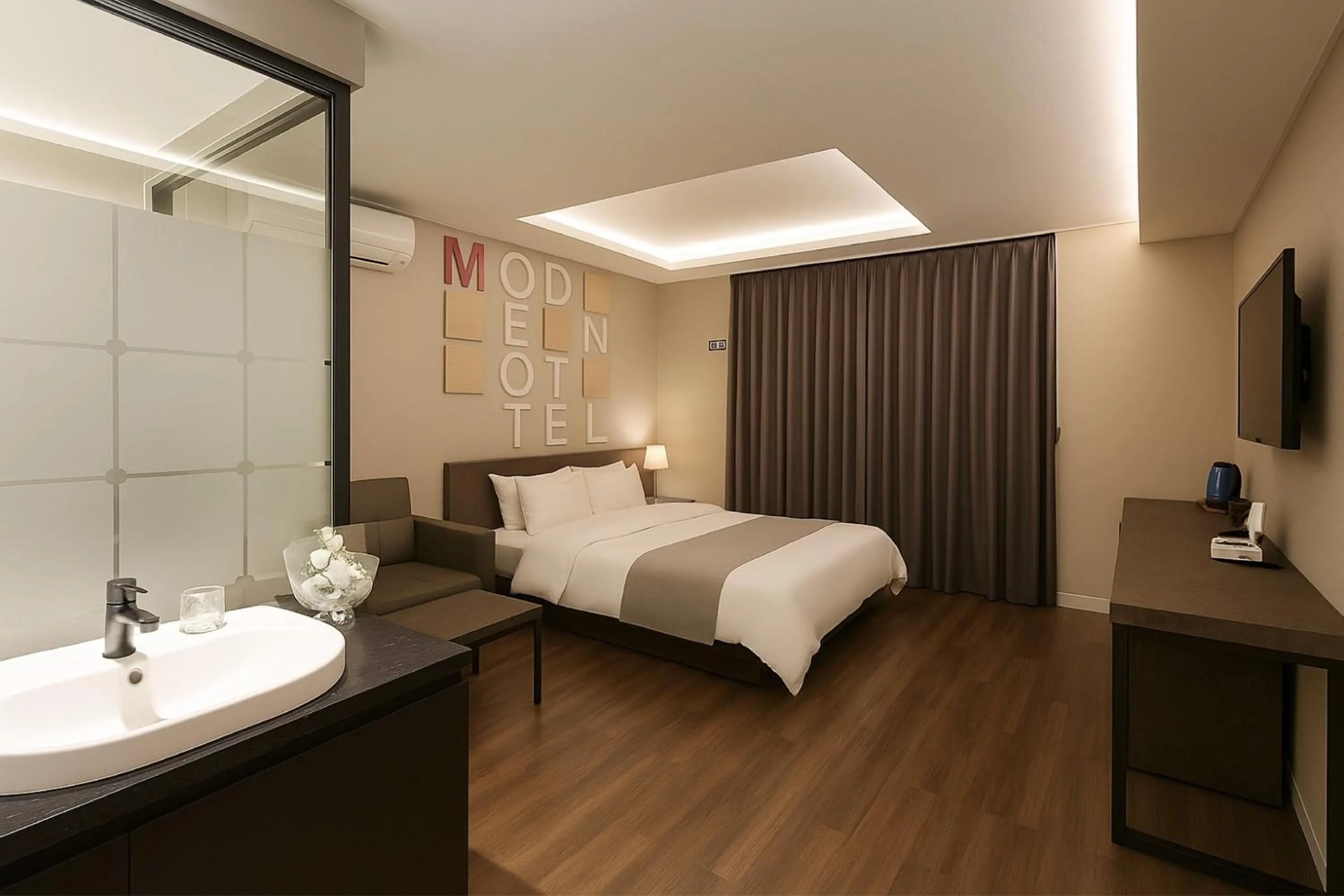 Bed in Seosan Modern Hotel
