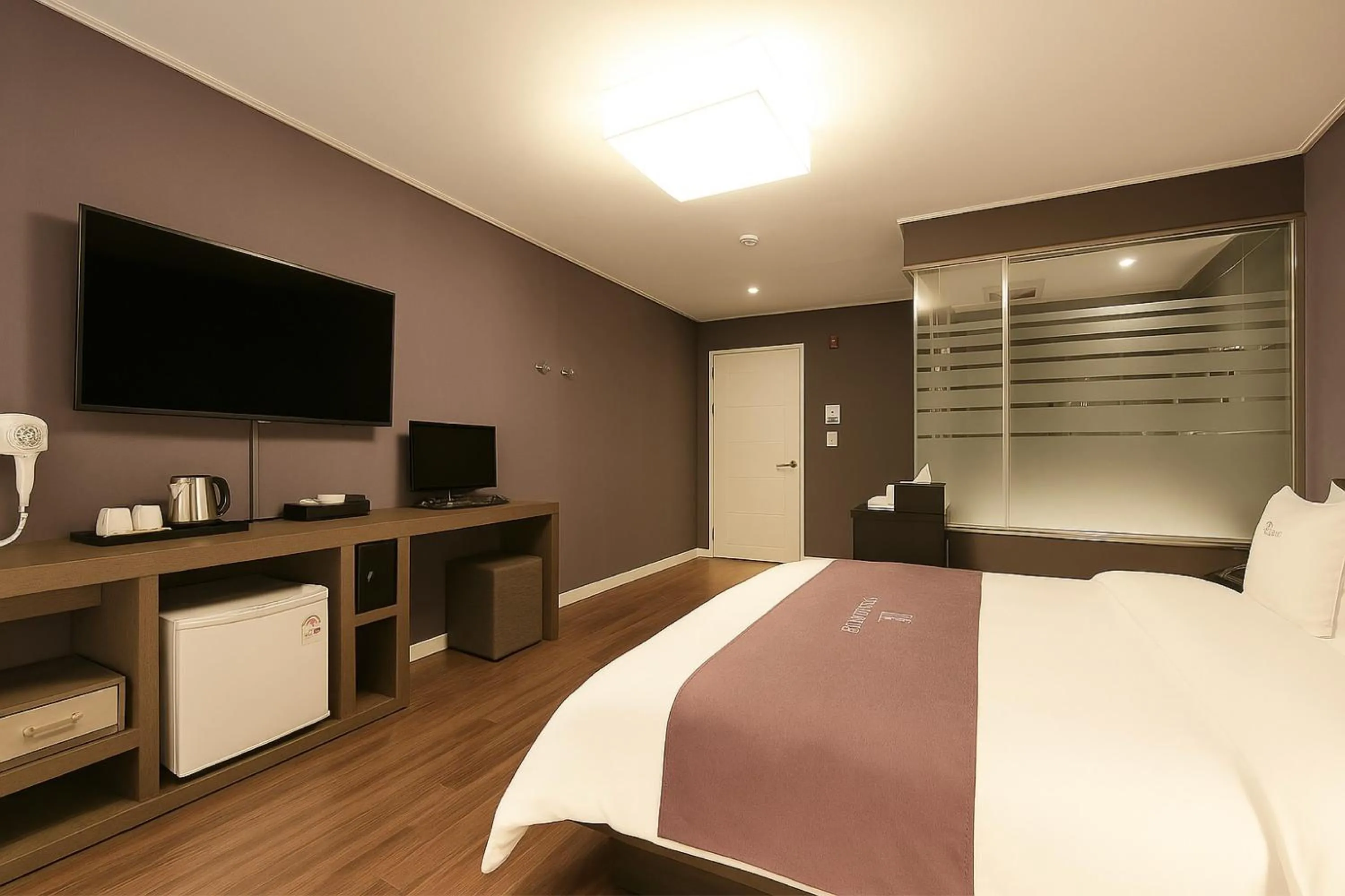 Bed in Seosan Modern Hotel