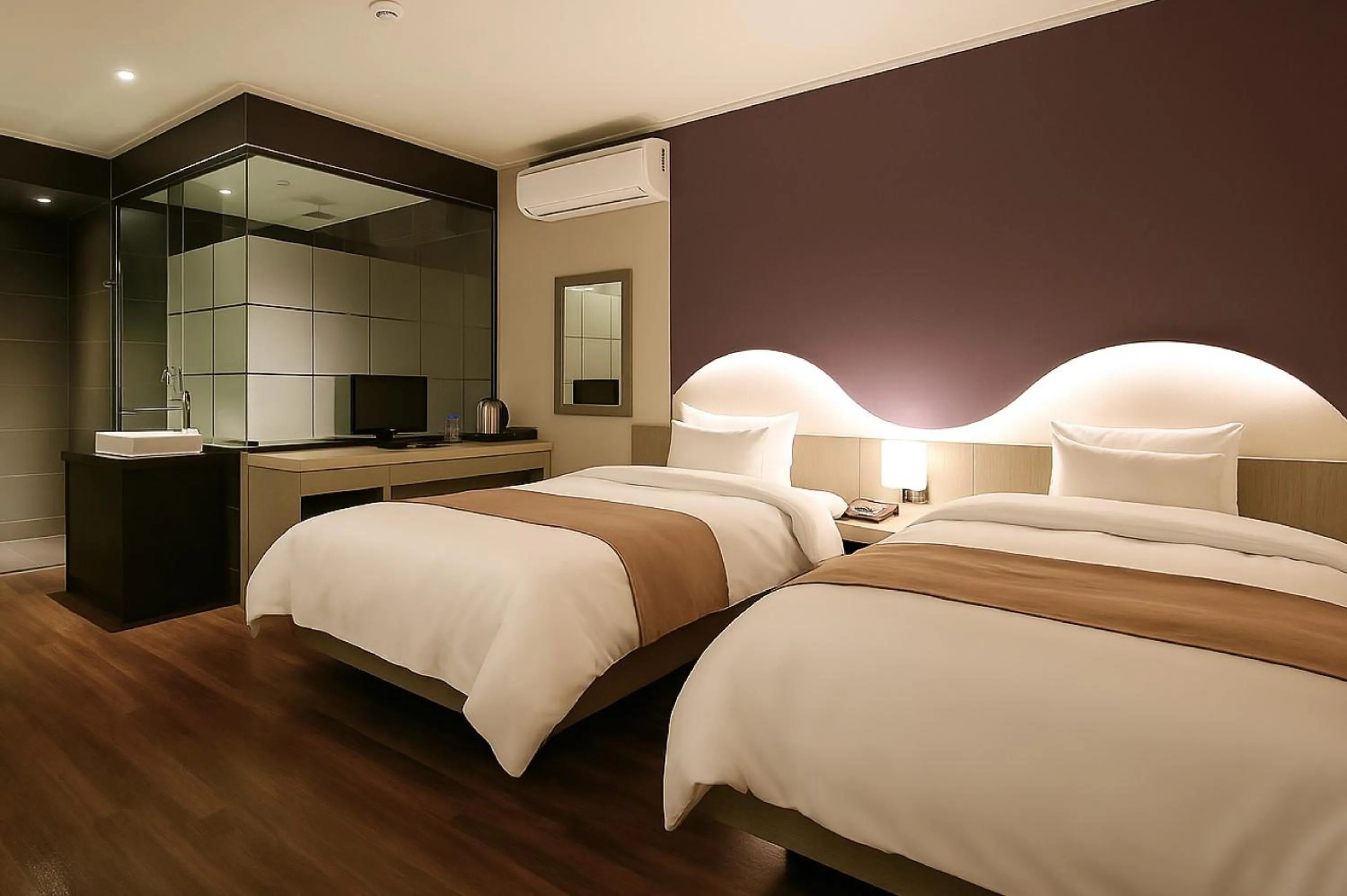 Bed in Seosan Modern Hotel